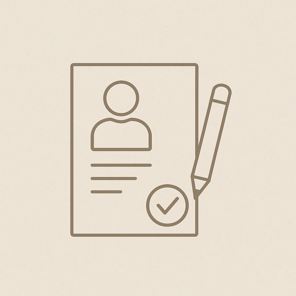 Symbolbild Bewerbung: Lebenslauf mit Checkmark – steht für geprüfte und qualifizierte Kandidatenprofile.