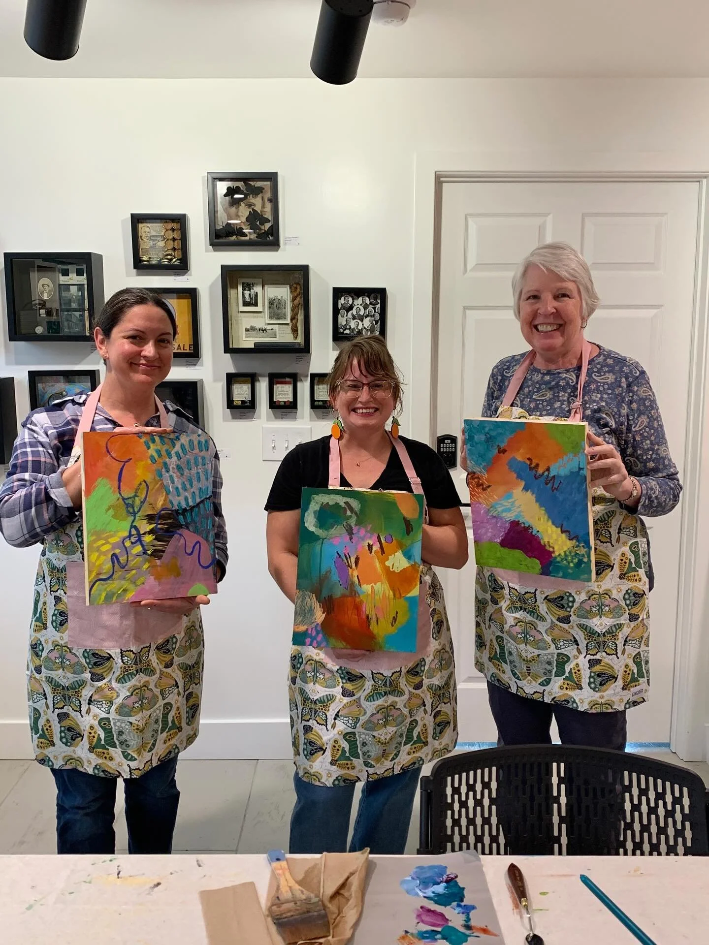 I could not have had more fun teaching my abstract painting workshop @foundstudioshop this past weekend! This was my first time teaching this curriculum and it was so energizing. All I want to do is teach painting workshops now!

A huge thank you to 