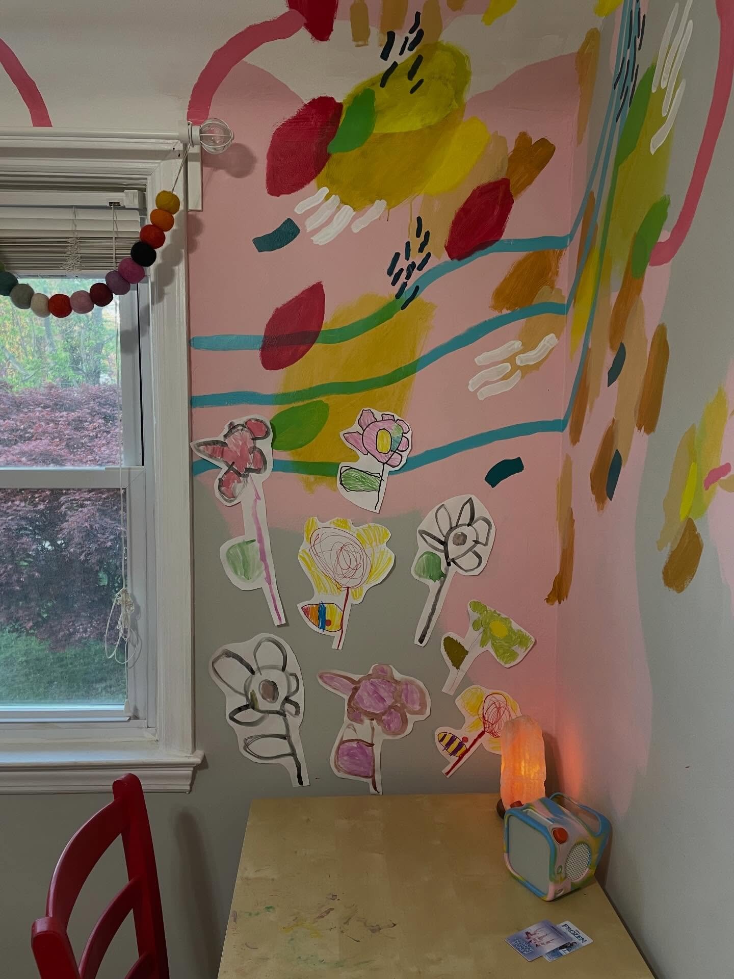 We moved Clementine&rsquo;s spring flower installation to the spot next to her desk. It&rsquo;s overlapping with the mural and I just LOVE it! 😍