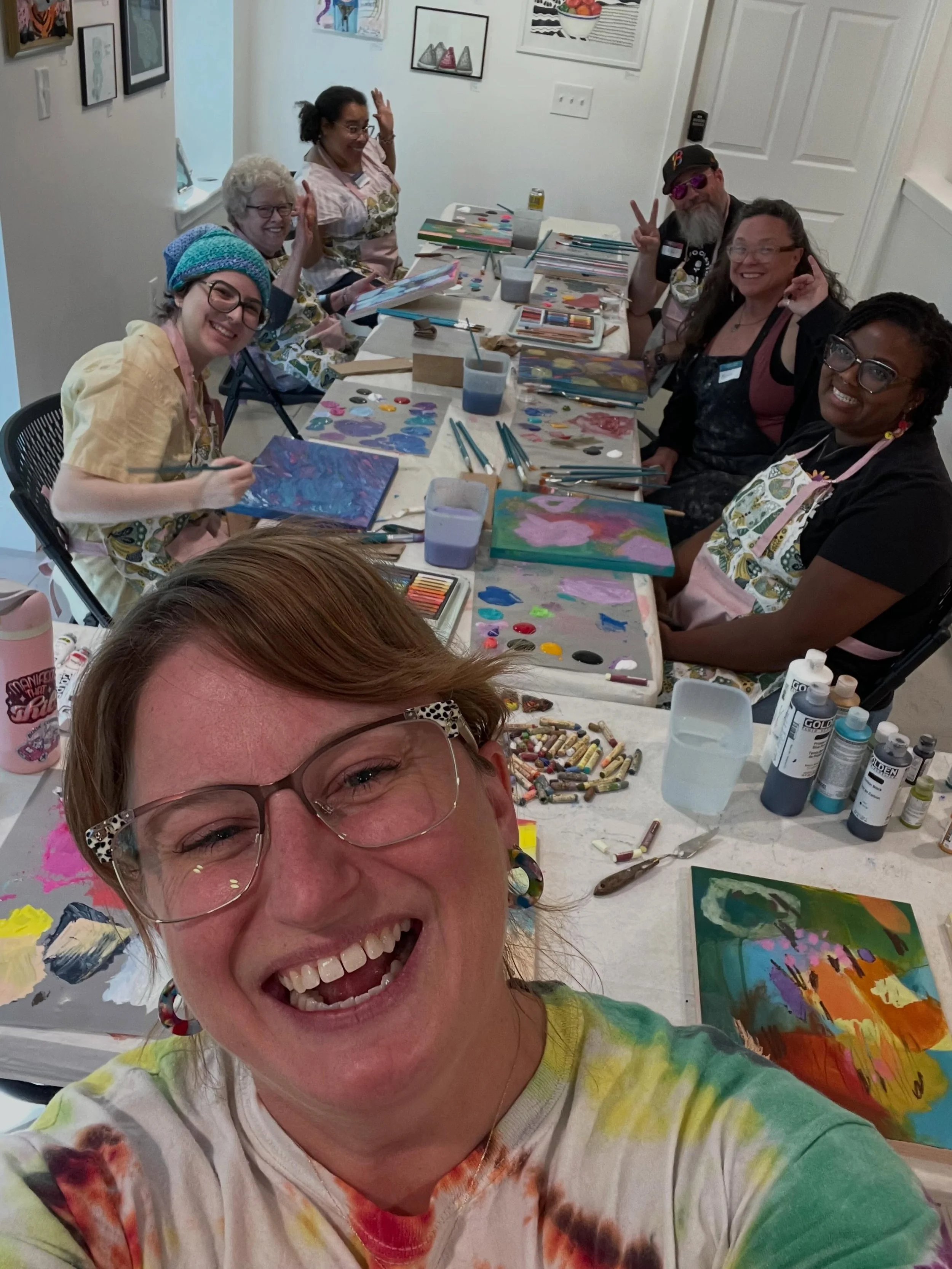 Don&rsquo;t mind my face, this is just how happy I get when I teach art to people 😂 I look like a total GOON but I love this picture. Today&rsquo;s abstract painting workshop @foundstudioshop was an absolute blast. Cheers to my wonderful class and t