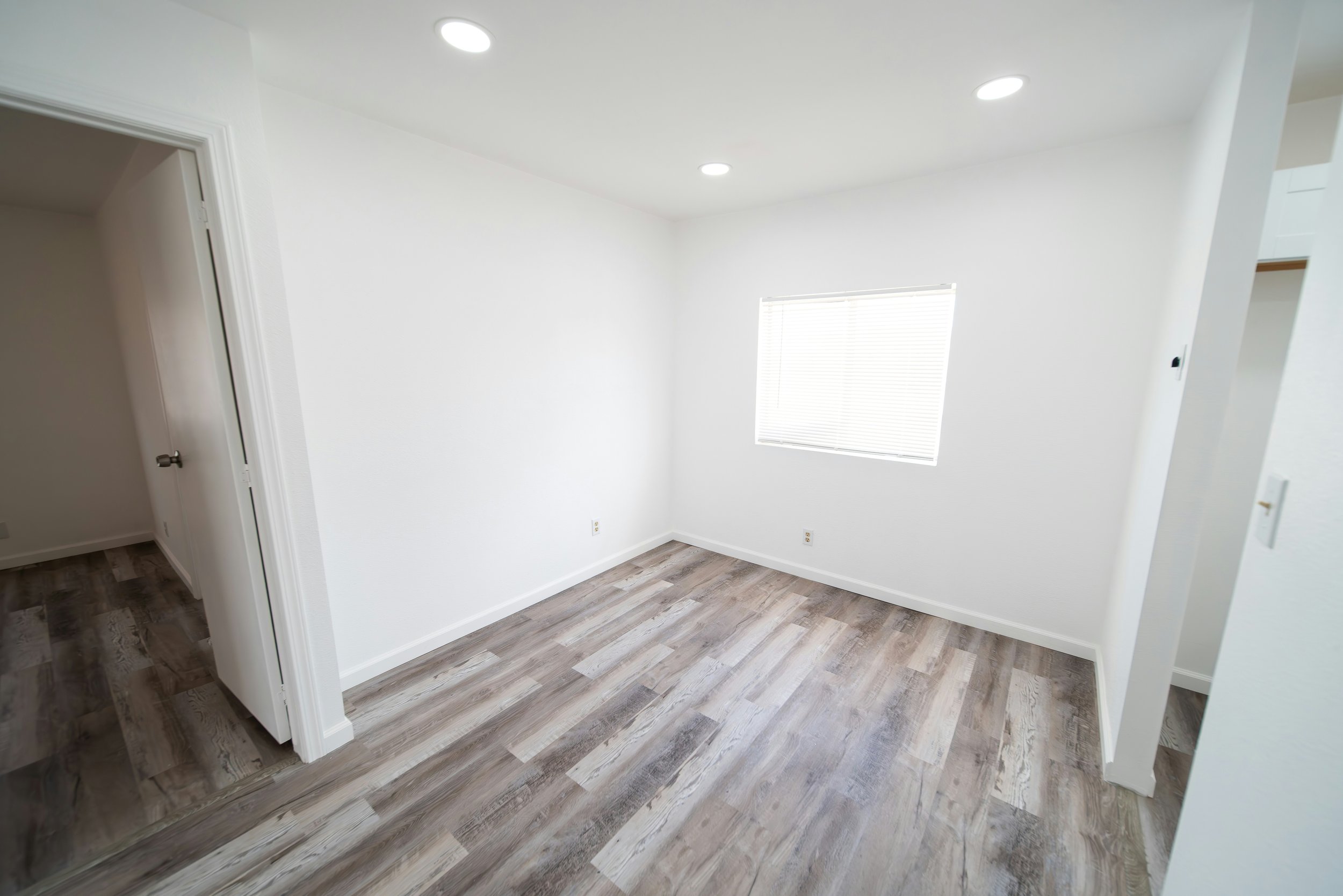 Empty room with new flooring and fresh walls – Honolulu move-in and move-out cleaning services