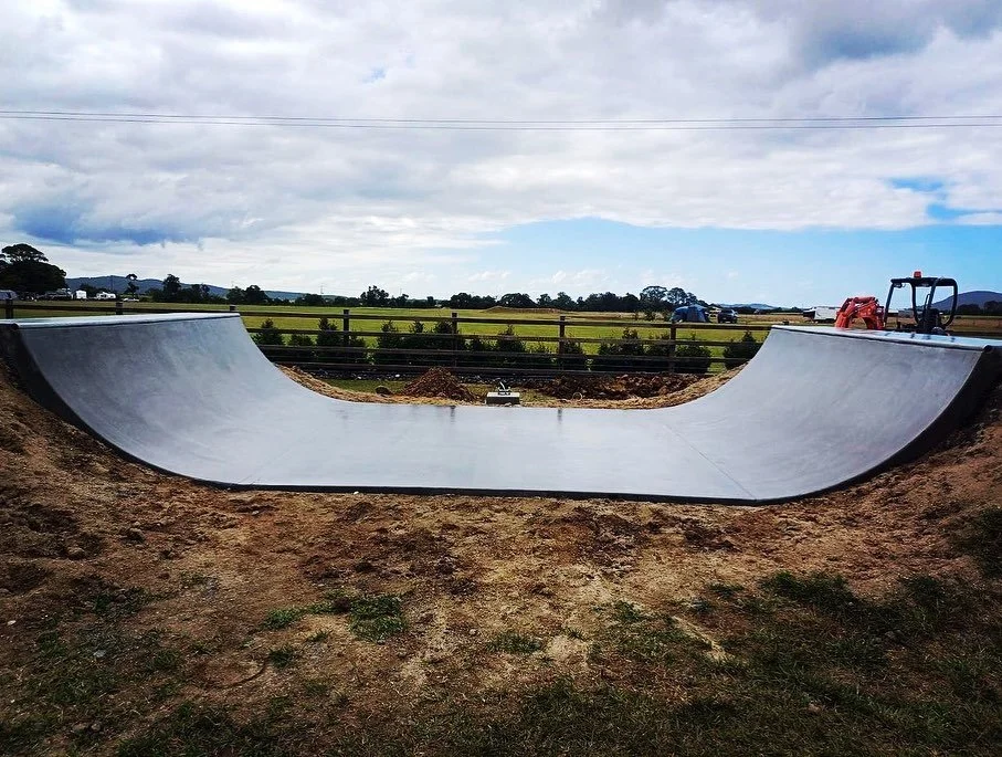 Shiny!! All sealed and ready to go.
4ft high(1.2 meters) 5 meters wide, 7.2 meters from coping to coping.

#concrete #concreteramp #skate #skateboard #miniramp #halfpipe #backyard #backyardramp #home #homeramp #homeskate #skating #concretedesign #ram