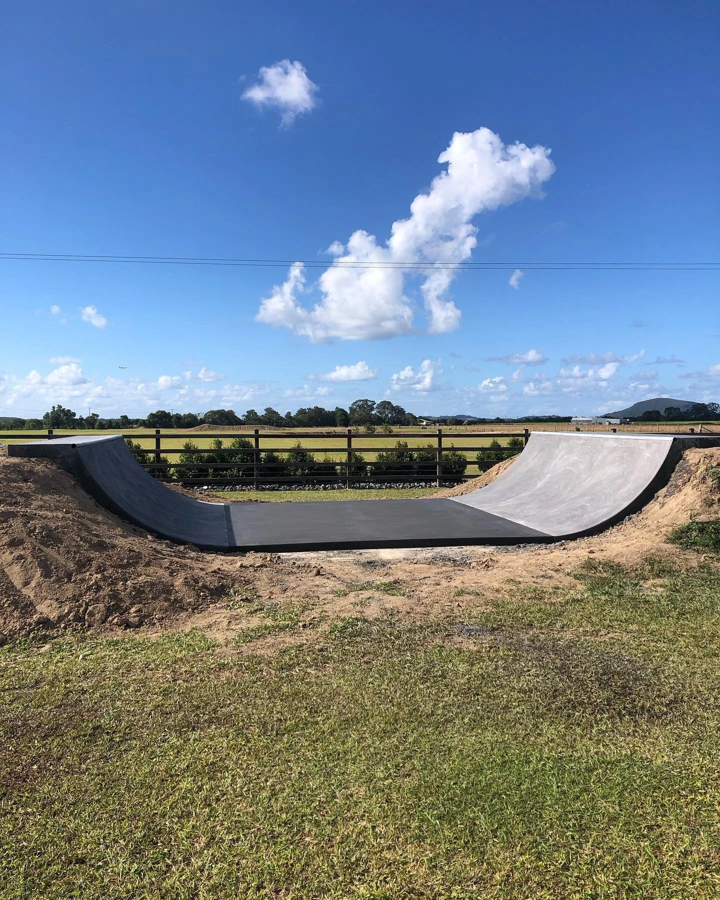 All done! Not without some challenges though.
Pump blockages causing big delays then the rain.
But we still managed to get a great finish. 

#miniramp #halfpipe #skate #skateboard #concrete #concretedesign #concreteconstruction #concreteramp #shotcre