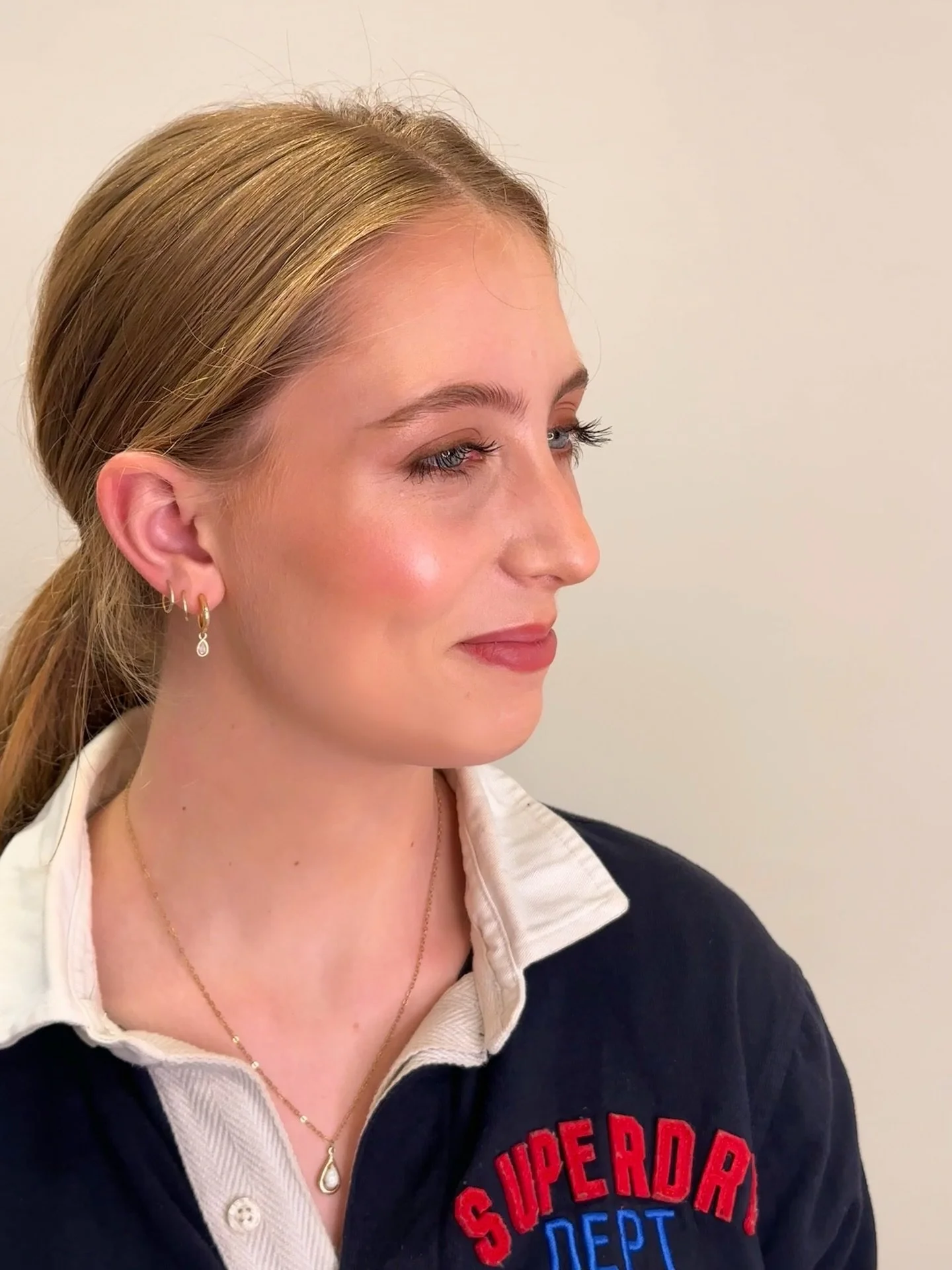 Clean editorial makeup | Available for bookings. 
📍 Noosa - Sydney

#sunshinecoastmakeupartist #sydneymakeupartist #makeup #noosa #sydney