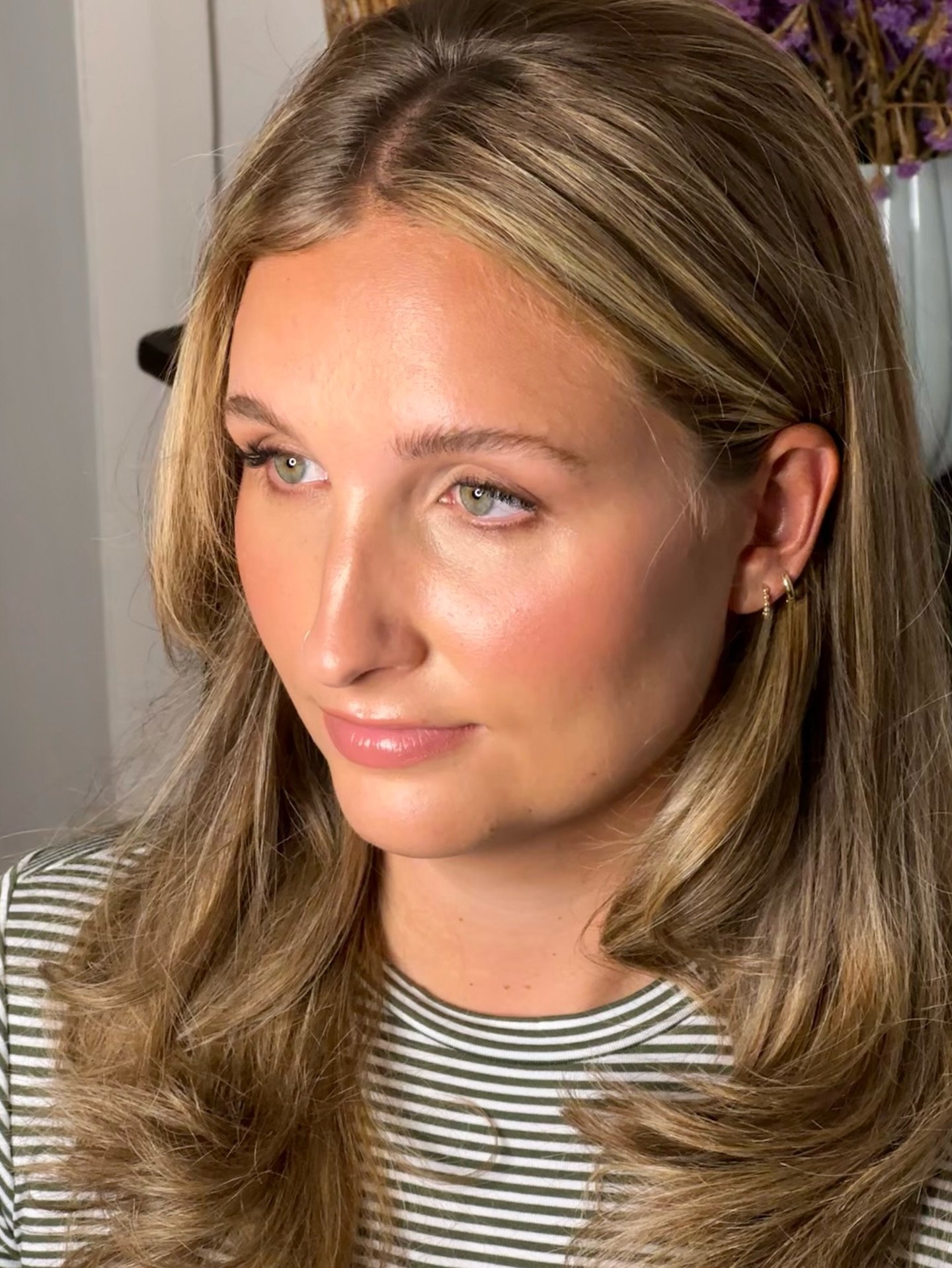 The brief: Barely there, glowy and fresh ✨
The key with a glowy base is controlling the placement so you only get glow where you want it when the light hits and don&rsquo;t end up creating unwanted texture or shine. 

Swipe to see how lighting makes 