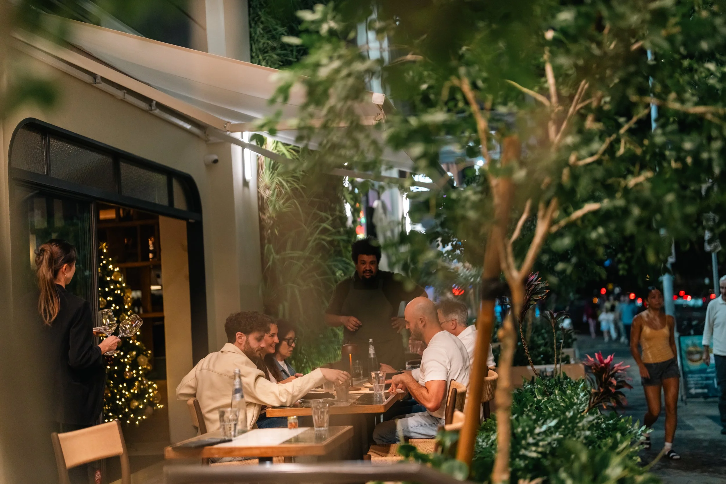 botanicowaikiki_terrace.jpg