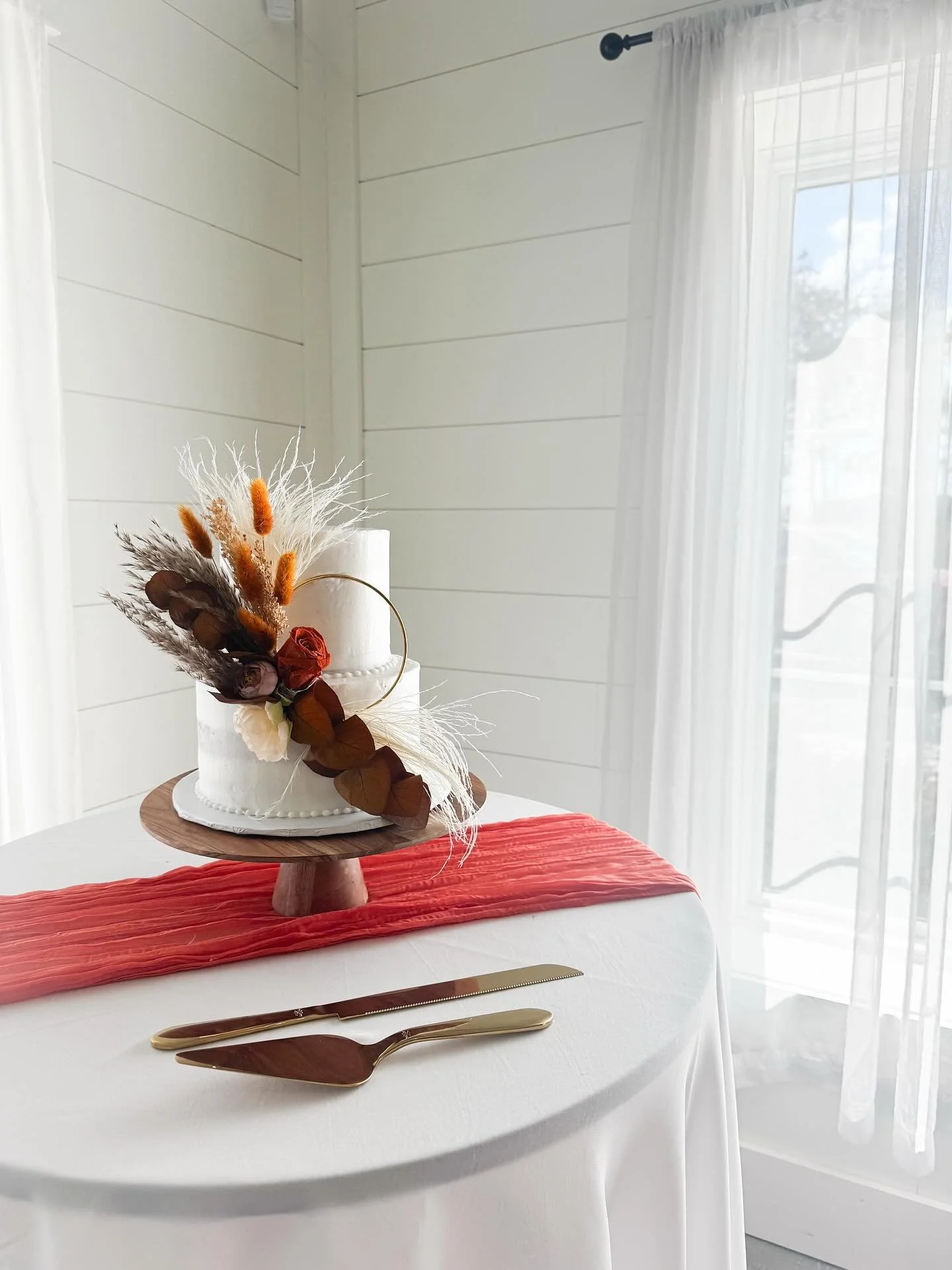 Payton &amp; Ben 🧡🤎

A perfect fall day, with gorgeous colors, and all of the love!
Plus, I got to see my friend Joe from @silecchia.photography and that always makes me happy! 

@crimsonlanevenue 

#7littlecupcakes #wedding #weddingday #weddingcak