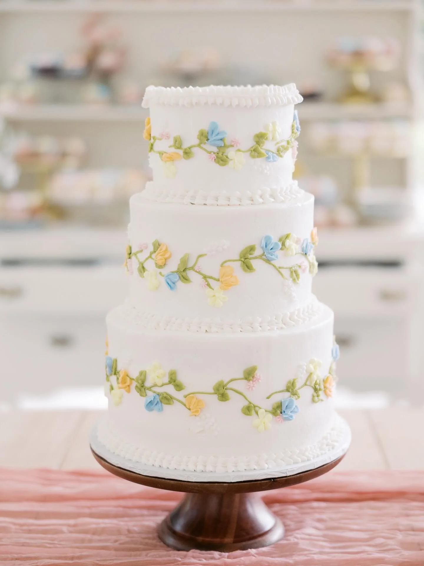Still day-dreaming about this beauty. 
🌸🌼 

📸 @amysimkusphotography 
📍 @schedelgardens 

#7littlecupcakes #wedding #summerwedding #northwestohio #ohio