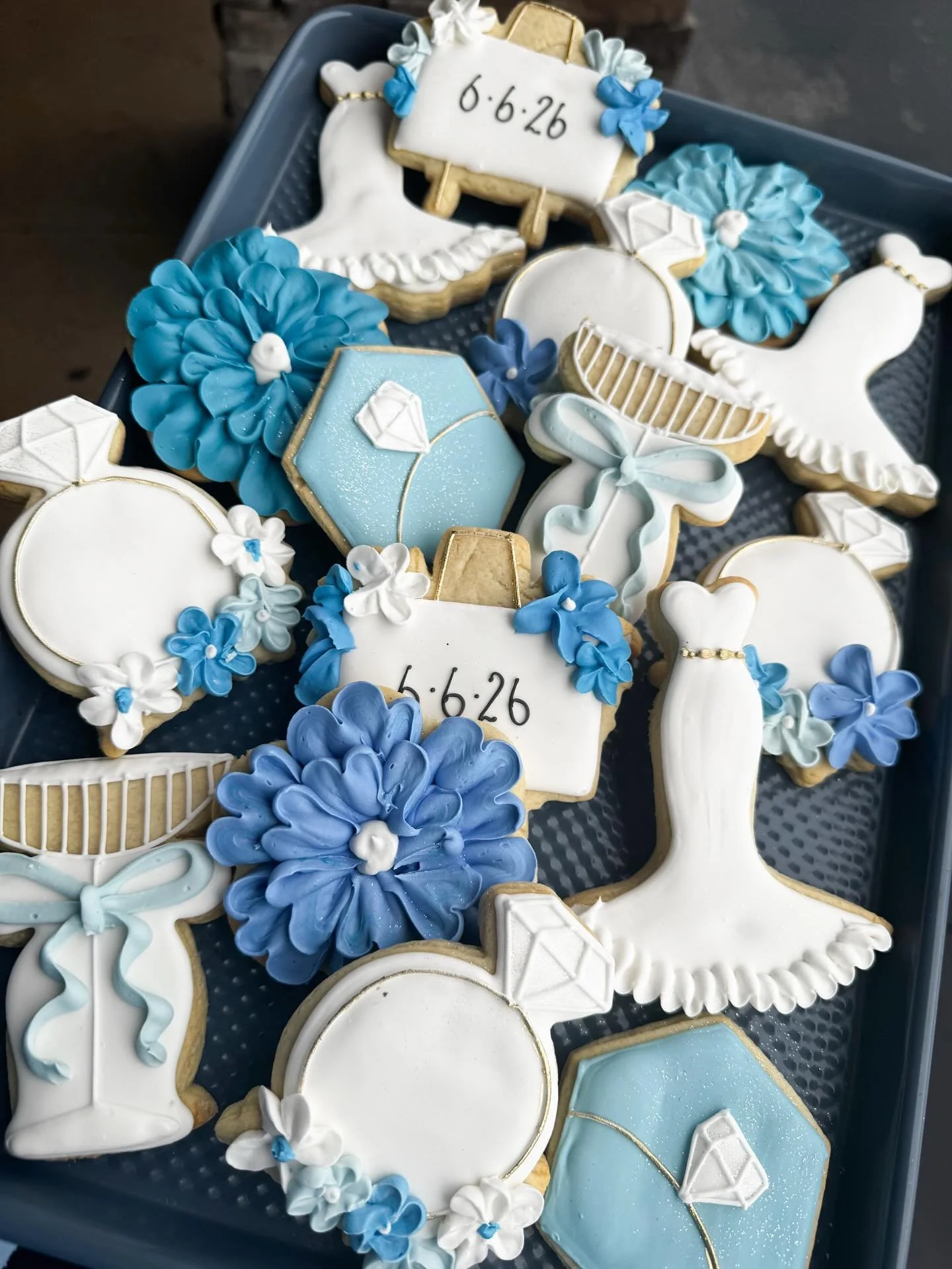 Something blue, before she says &ldquo;I do&rdquo;.

💙

419-252-0858
hello@7littlecupcakes.com

#7littlecupcakes #customcookies #somethingblue #wedding #toledoohio