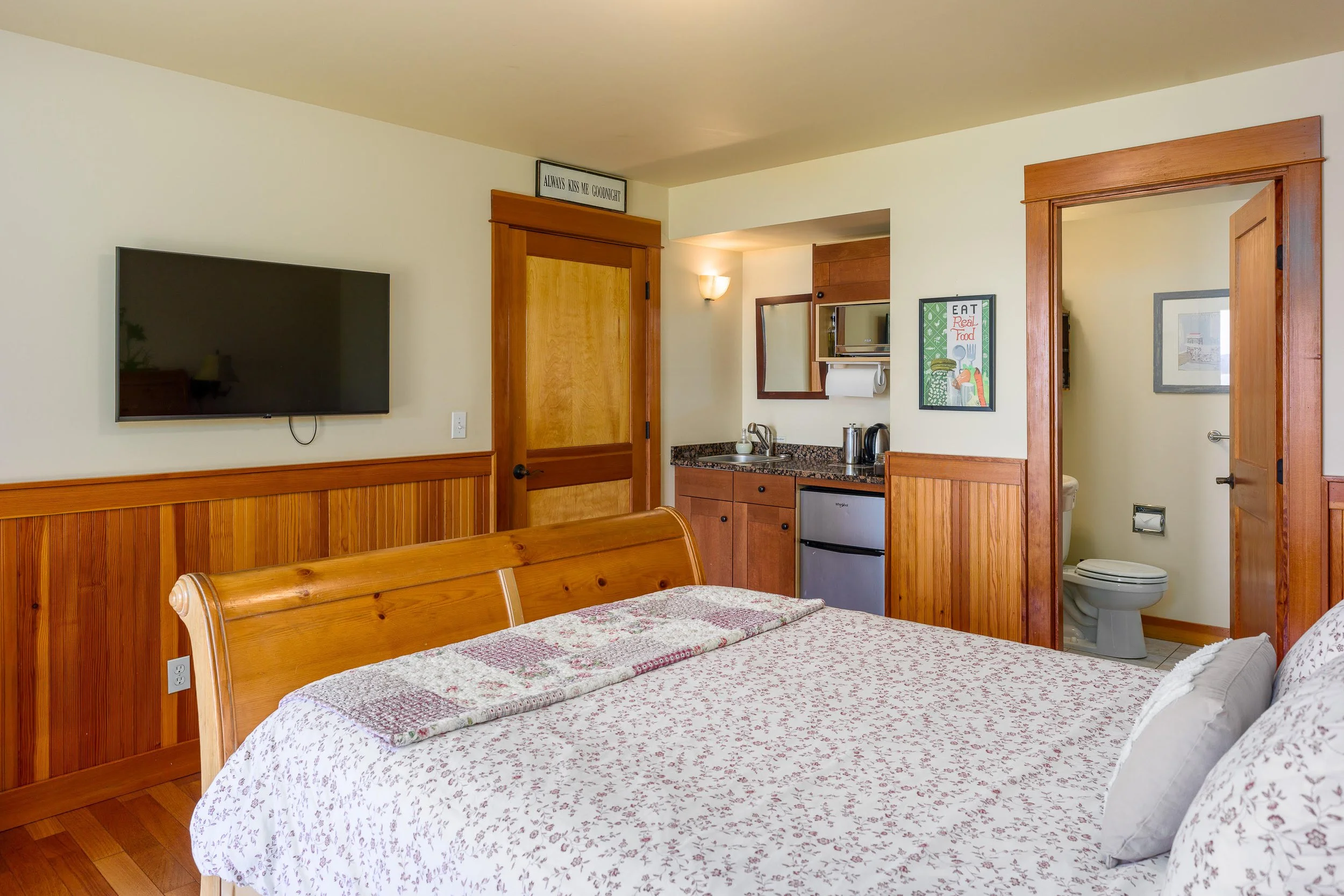 Pebble Cove Hotel on Orcas | Family Cabin 1.jpg