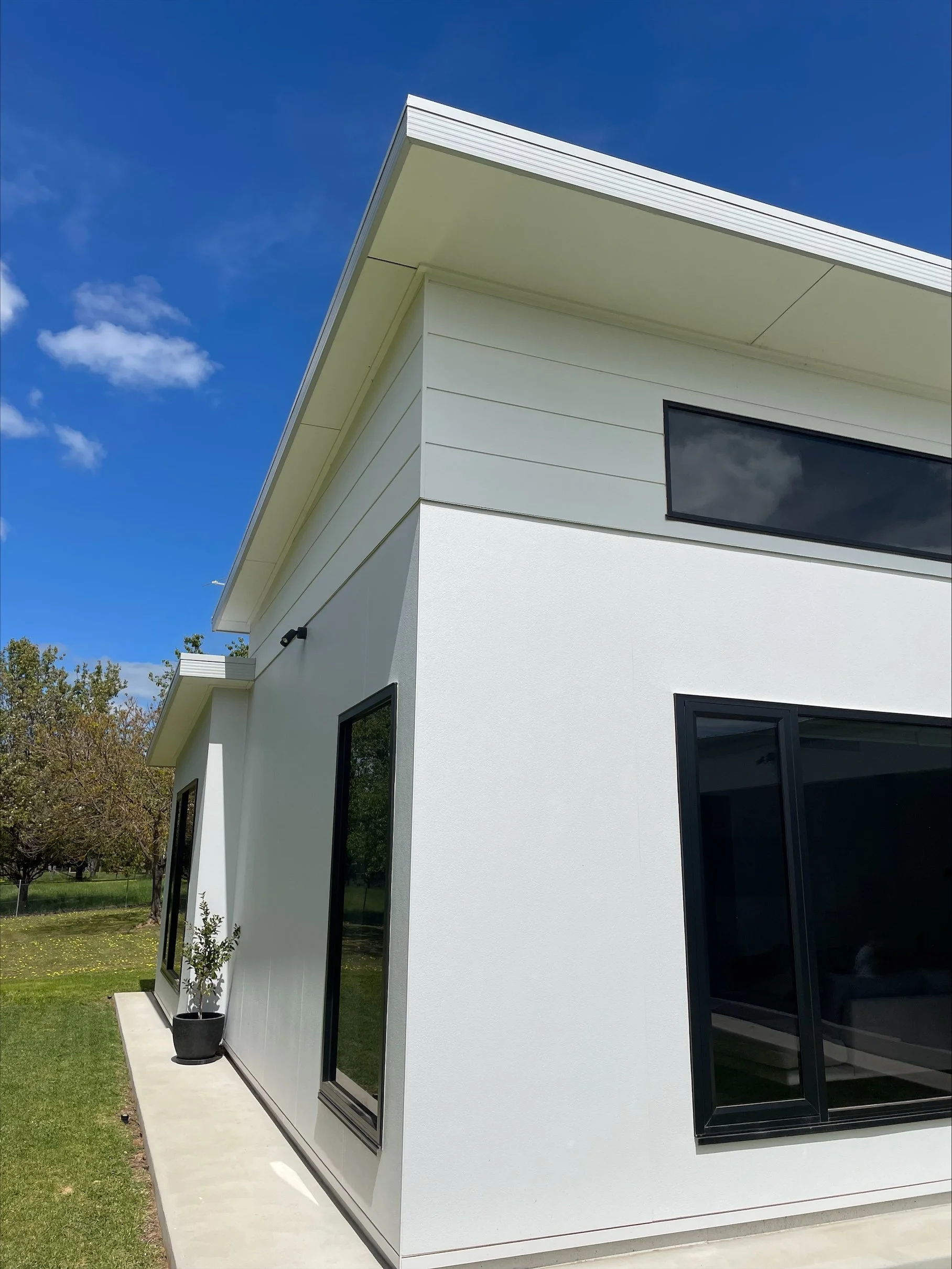 Modern Facade – Wangaratta. A contemporary home facade featuring James Hardie Fine Texture and Stria cladding, express joint detailing, and a raked Colorbond roofline for a clean architectural finish.