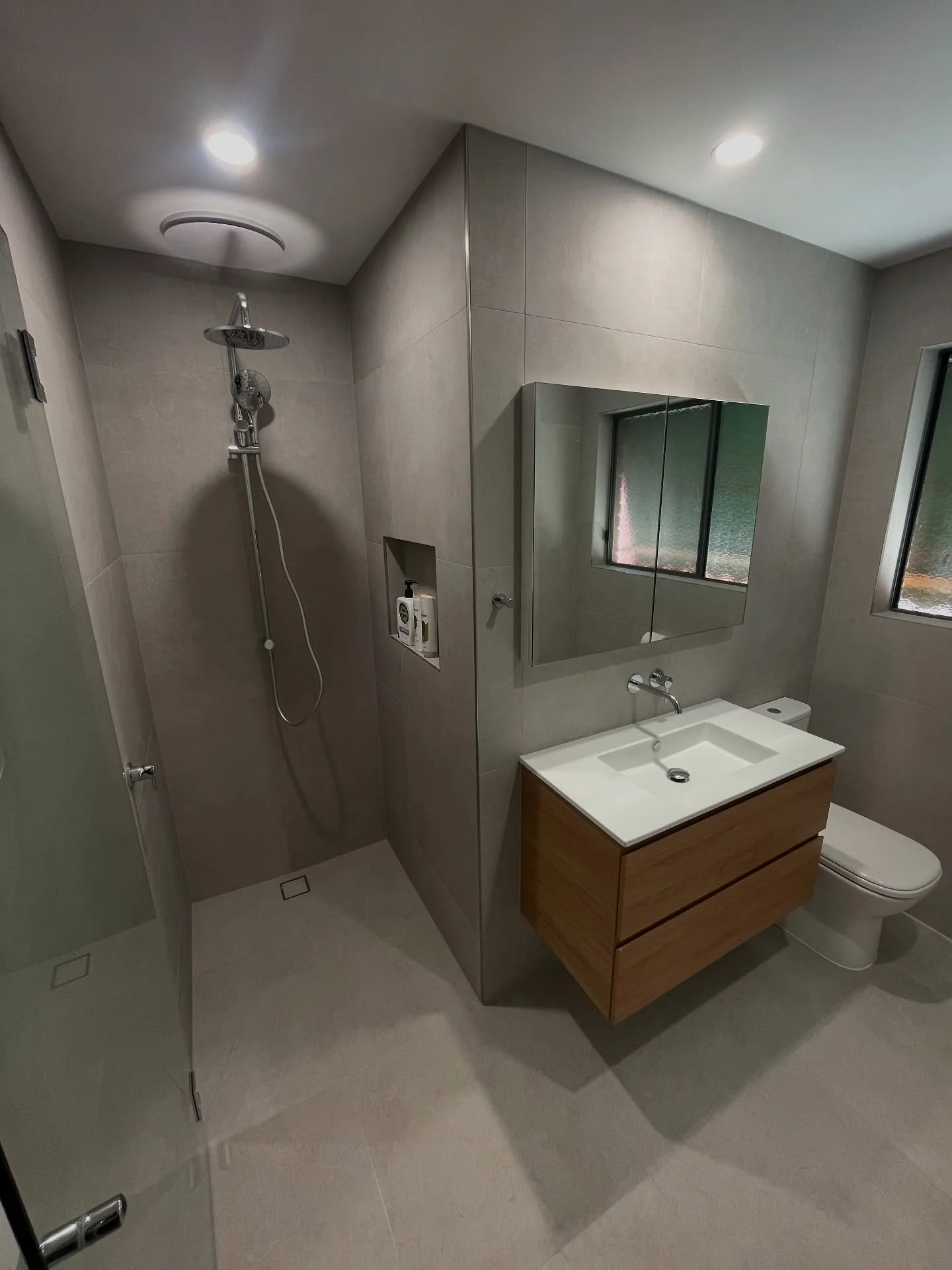 A fresh bathroom renovation!
Swipe to see how this project came together.

Featuring 600 x 600 tiles, a shaving cabinet for extra storage, a moulded basin and a niche in the shower for a streamlined, modern look.

Is your bathroom in need of a refres