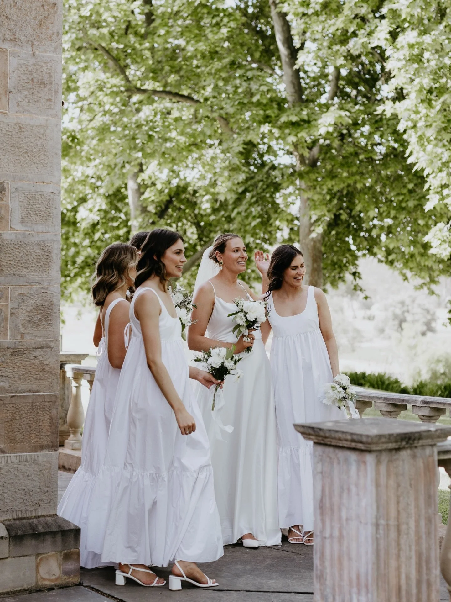 Visions in white. 🤍

@_capturedbygeorgie_ 
@gramorflowers 
@hughes_park_weddings_bnb