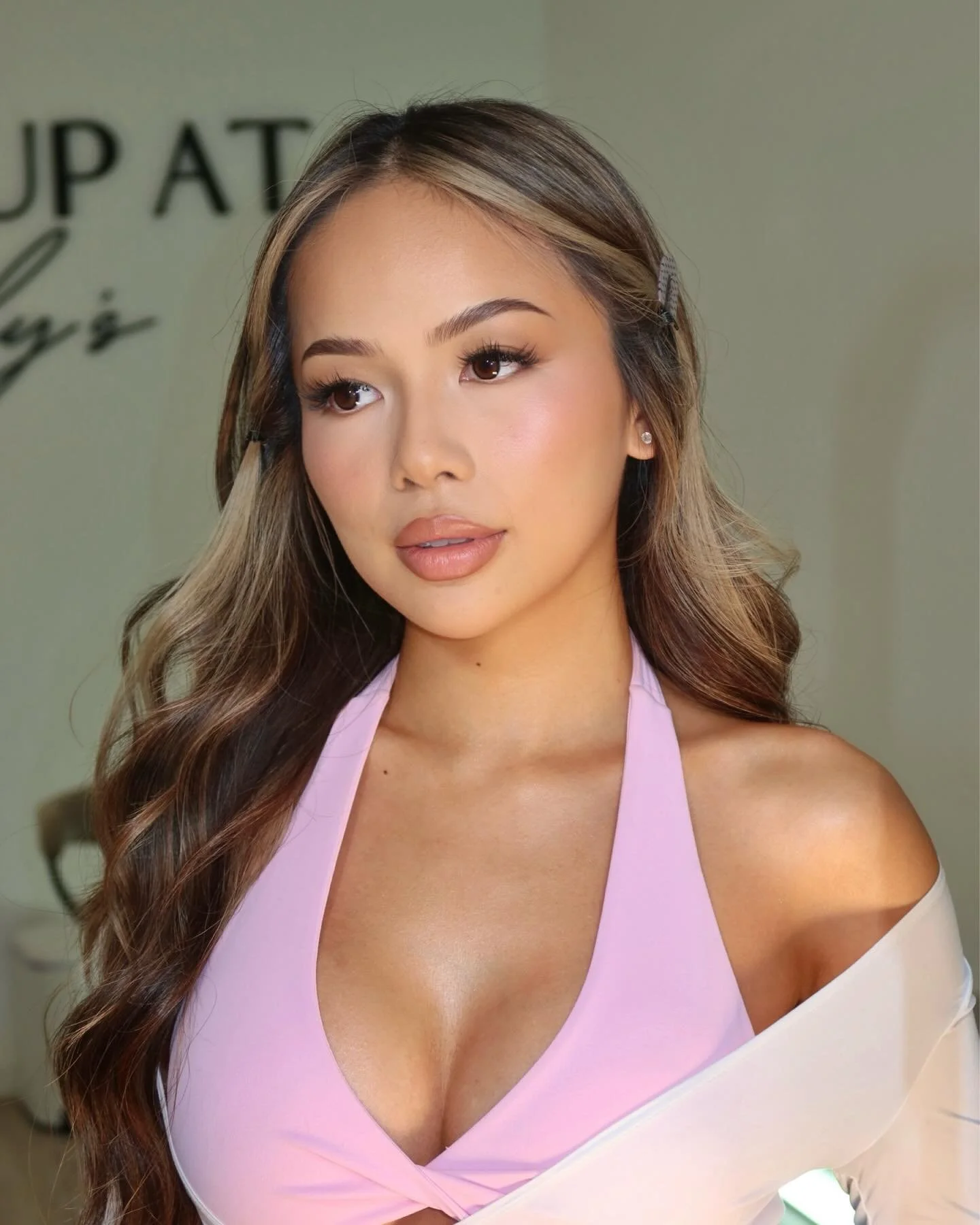 Prettiest in pink @vivvianvu pairing @basyqsbody with my signature soft glam 💞

PRODUCT DETAILS IN THE NEXT SLIDES >>