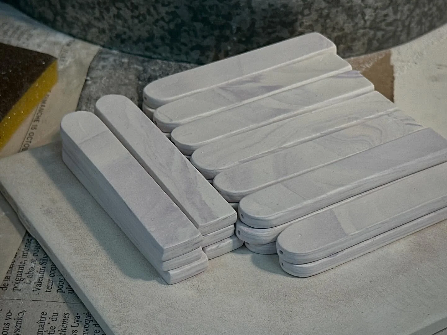 Quelques photos r&eacute;centes prises dans l&rsquo;atelier. @alissa_bilodeau et moi-m&ecirc;me collaborons pr&eacute;sentement sur une pi&egrave;ce qui sera pr&eacute;sent&eacute;e lors d&rsquo;une exposition collective ce novembre &agrave; l&rsquo;