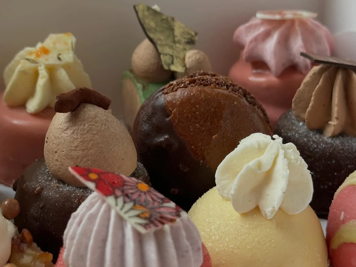 Sur le point de d&eacute;voiler une nouvelle collaboration ✨
Ps Je me fais traiter aux petits oignons