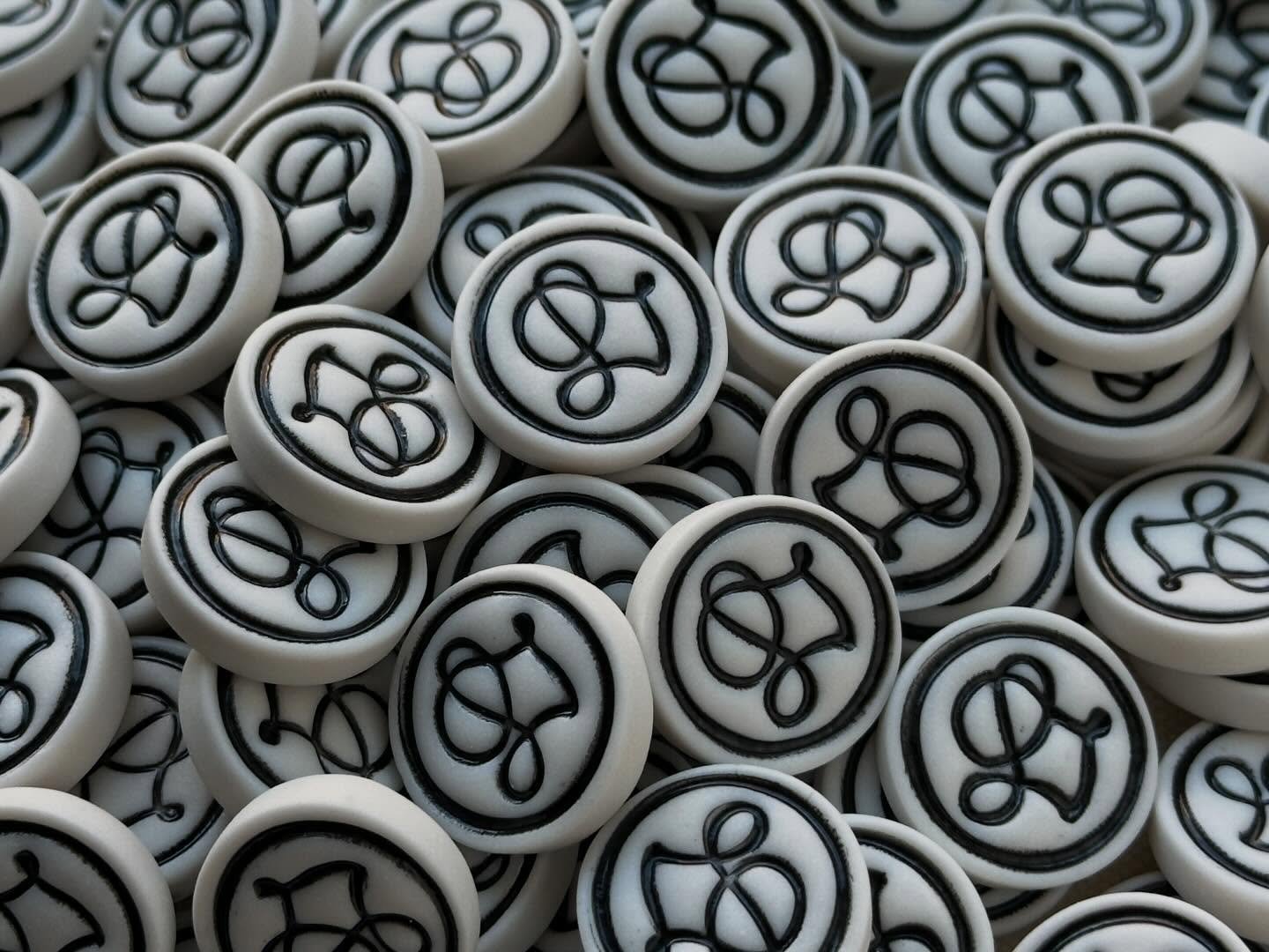 Cette ann&eacute;e, j&rsquo;ai eu le plaisir de fa&ccedil;onner 500 f&egrave;ves pour les galettes des rois du @lecroquembouchepargv 
Voici des photos du processus: de la plaque de porcelaine crue, &agrave; l&rsquo;application de l&rsquo;&eacute;mail