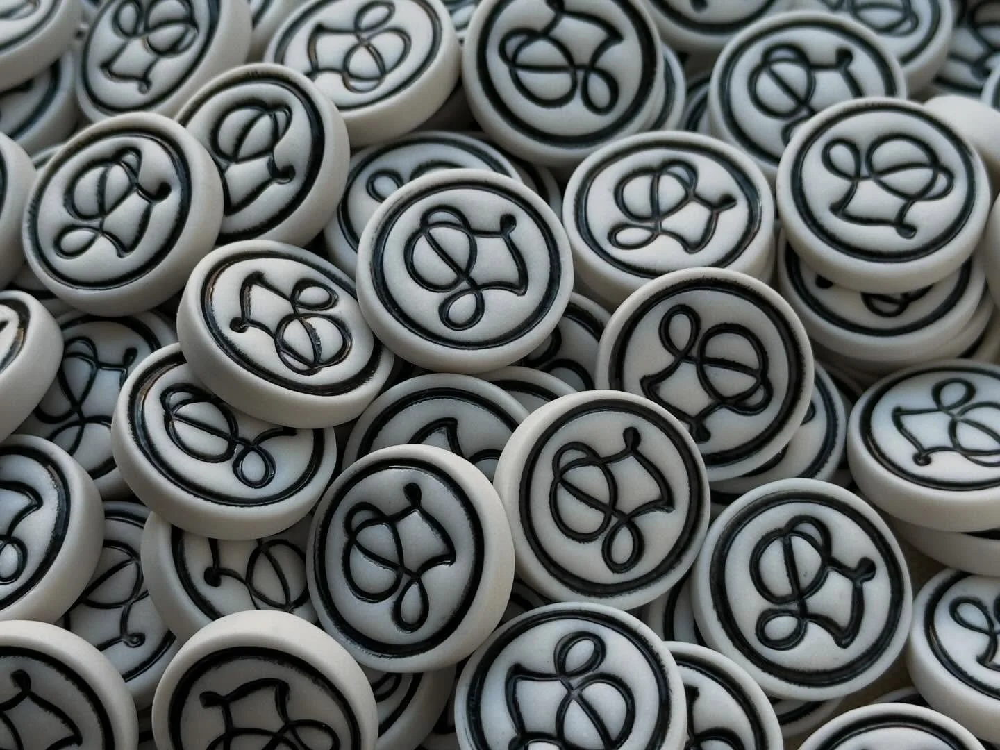 Cette ann&eacute;e, j&rsquo;ai eu le plaisir de fa&ccedil;onner 500 f&egrave;ves pour les galettes des rois du @lecroquembouchepargv 
Voici des photos du processus: de la plaque de porcelaine crue, &agrave; l&rsquo;application de l&rsquo;&eacute;mail