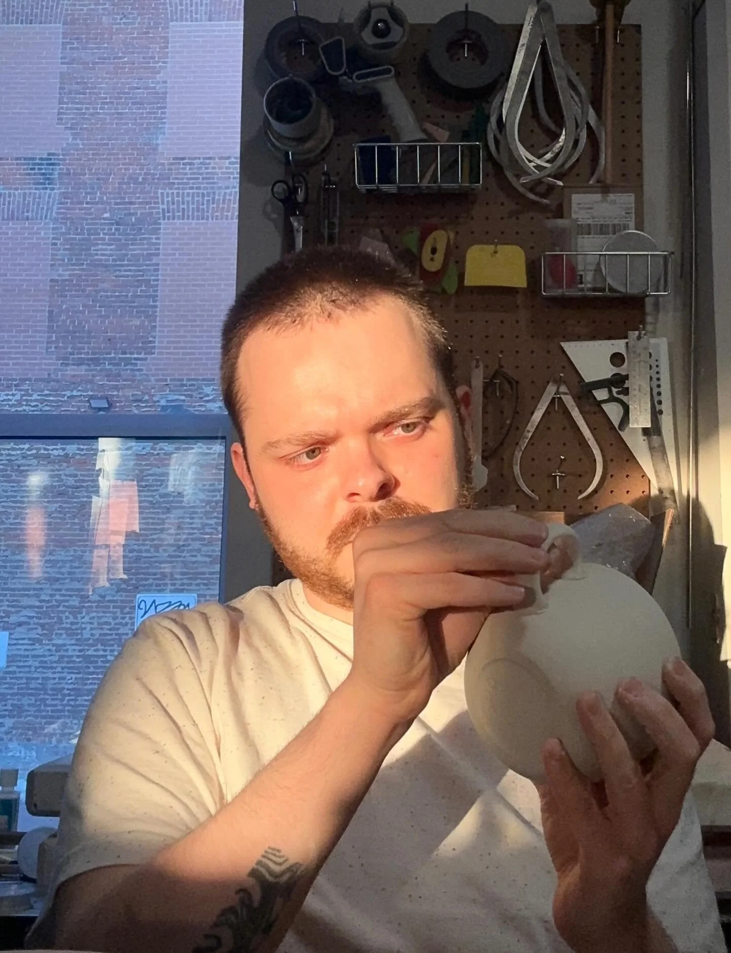 Le soleil s&rsquo;invite de plus en plus longtemps &agrave; chaque jour dans l&rsquo;atelier. ✨