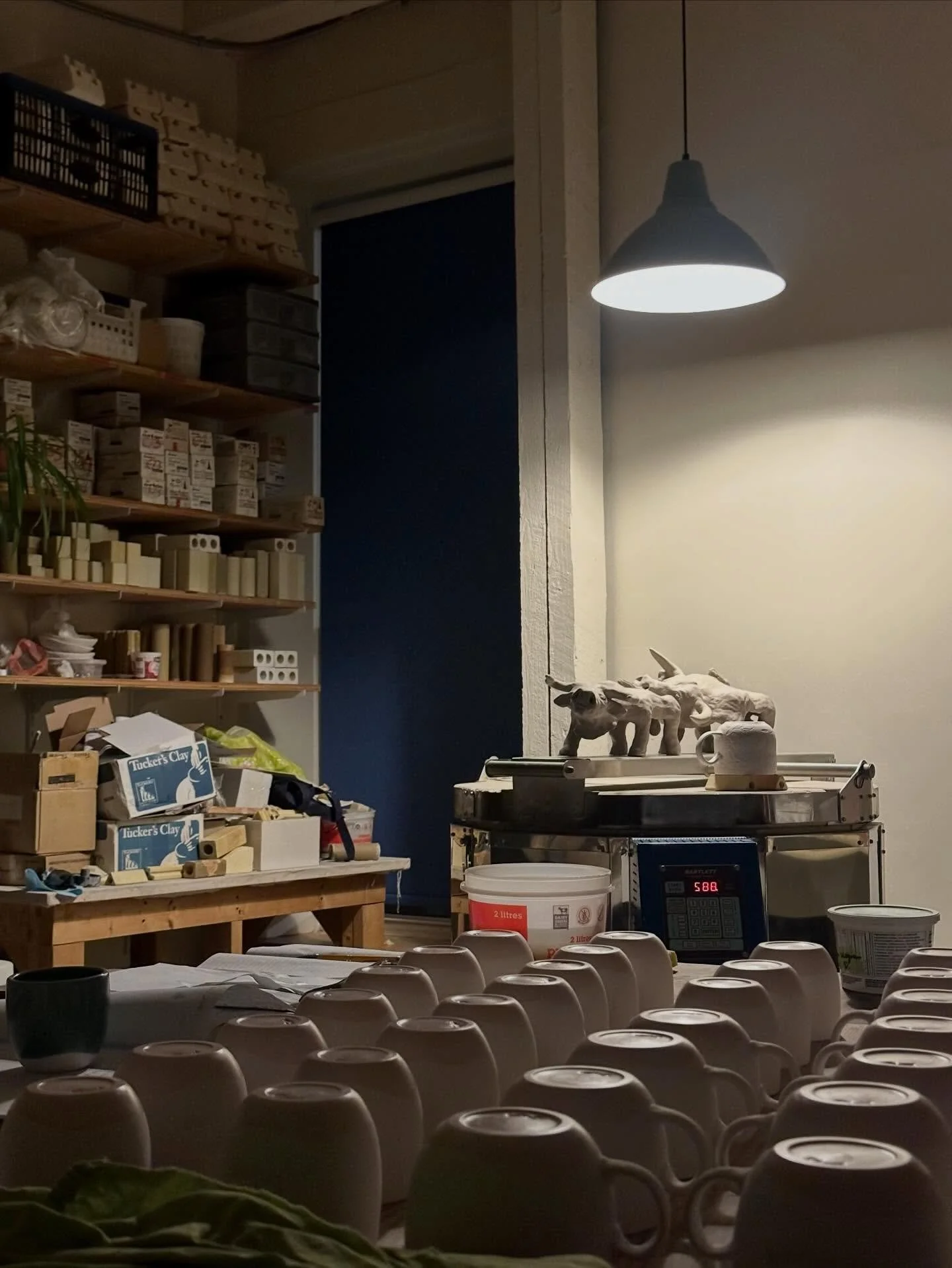 Mood de fin de soir&eacute;e &agrave; l&rsquo;atelier feat. des sculptures de @sylvie_cauchon en s&eacute;chage sur le four