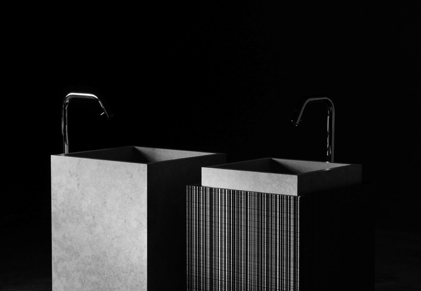 Zwei moderne Waschbecken mit schwarzen Wasserhähnen in einer dunklen Umgebung, eines aus hellem Stein, das andere aus dunklem Material mit vertikalen Linien.