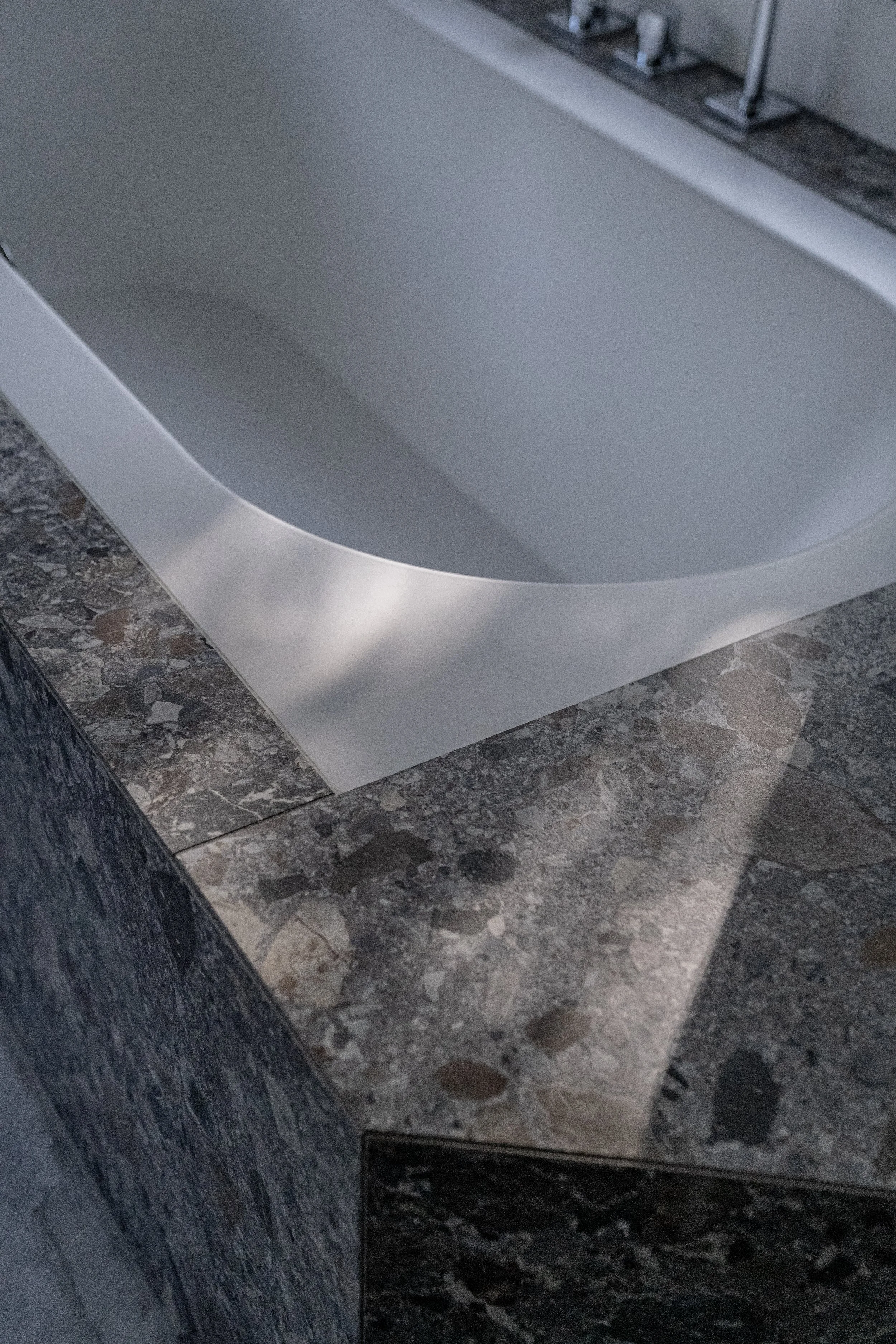 Ein badewannenähnliches Element, das auf einer Stein-Verblendung installiert ist.