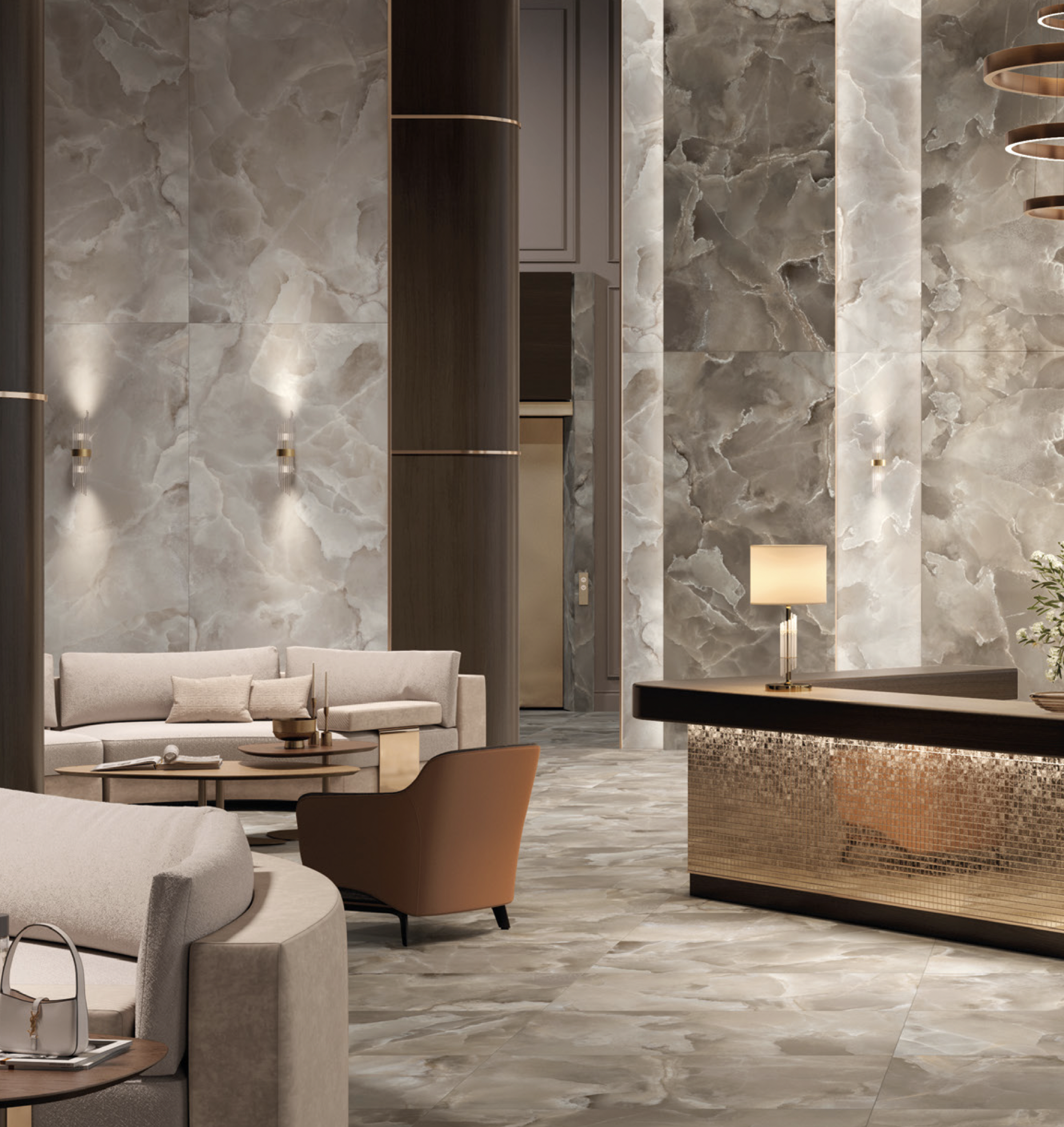 Elegantes Hotel-Lobby mit steinernen Wänden, beigen Sofas, braunen Sesseln, einem Empfangstresen mit goldener Front, Tischlampen und Dekorationspflanzen.