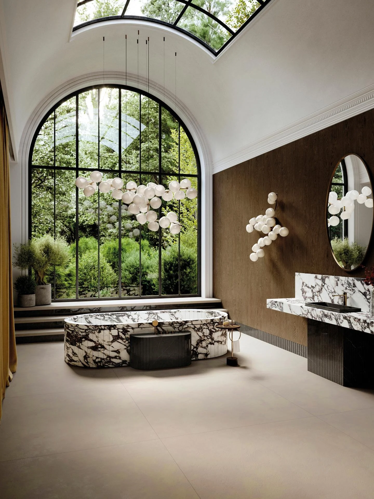 Luxuriöses Badezimmer mit großen Fenster, einer Badewanne aus schwarzem und weißem Marmor, Wandlampen in Form von weißen Kugeln, einem runden Spiegel, einem Waschbecken aus Marmor und einigen Pflanzen.