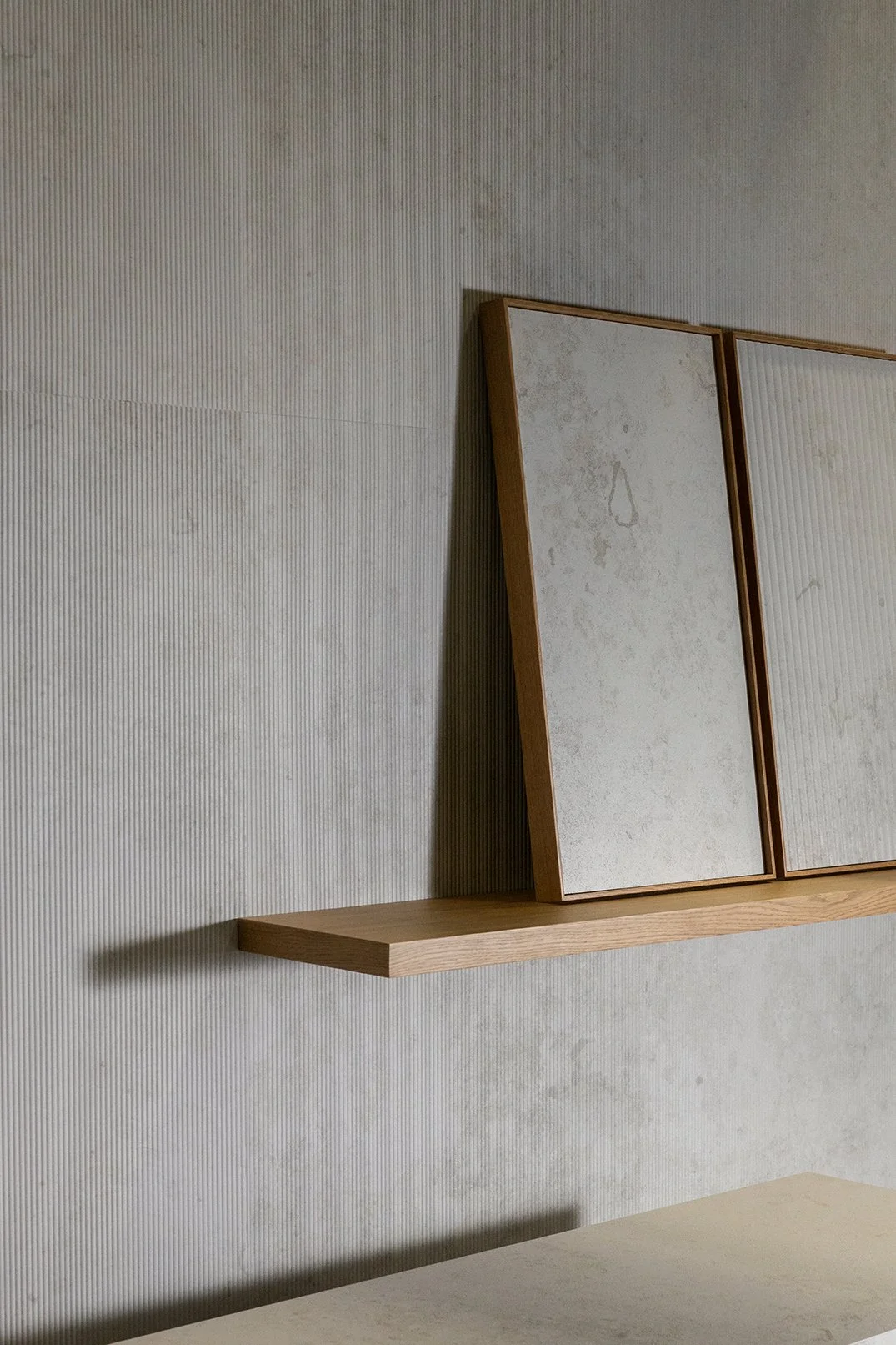 Zweier-Posterrahmen mit Holzrahmen auf einer Wand.