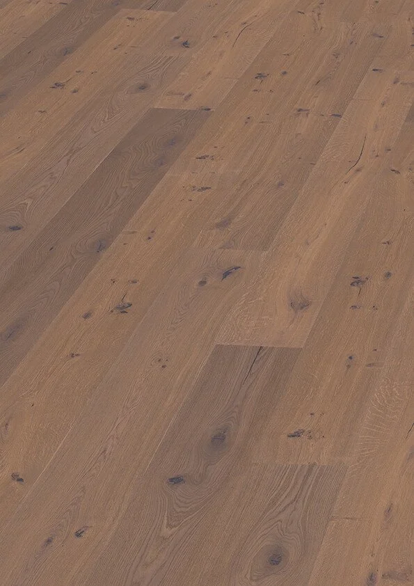 Holzboden mit sichtbaren Maserungen und Knoten in warmem Braunton.