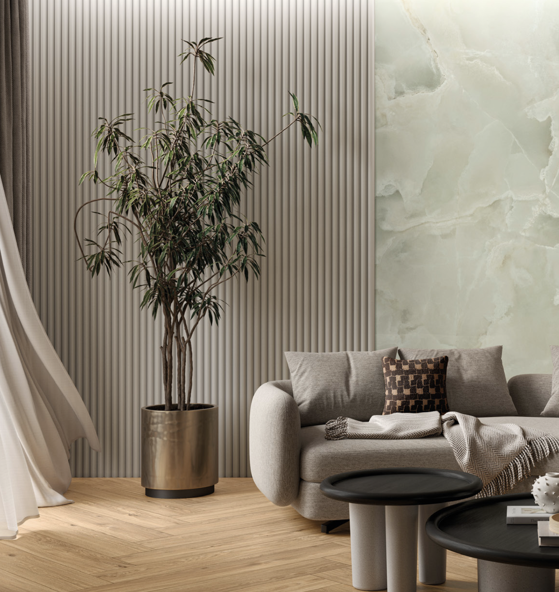 Wohnzimmer mit einem großen Topfpflanzen, einem grauen Sofa mit Kissen und einer Decke, zwei schwarzen Tischen, einer dekorativen Wandverkleidung und einem onyxfarbenen Wandpaneel.