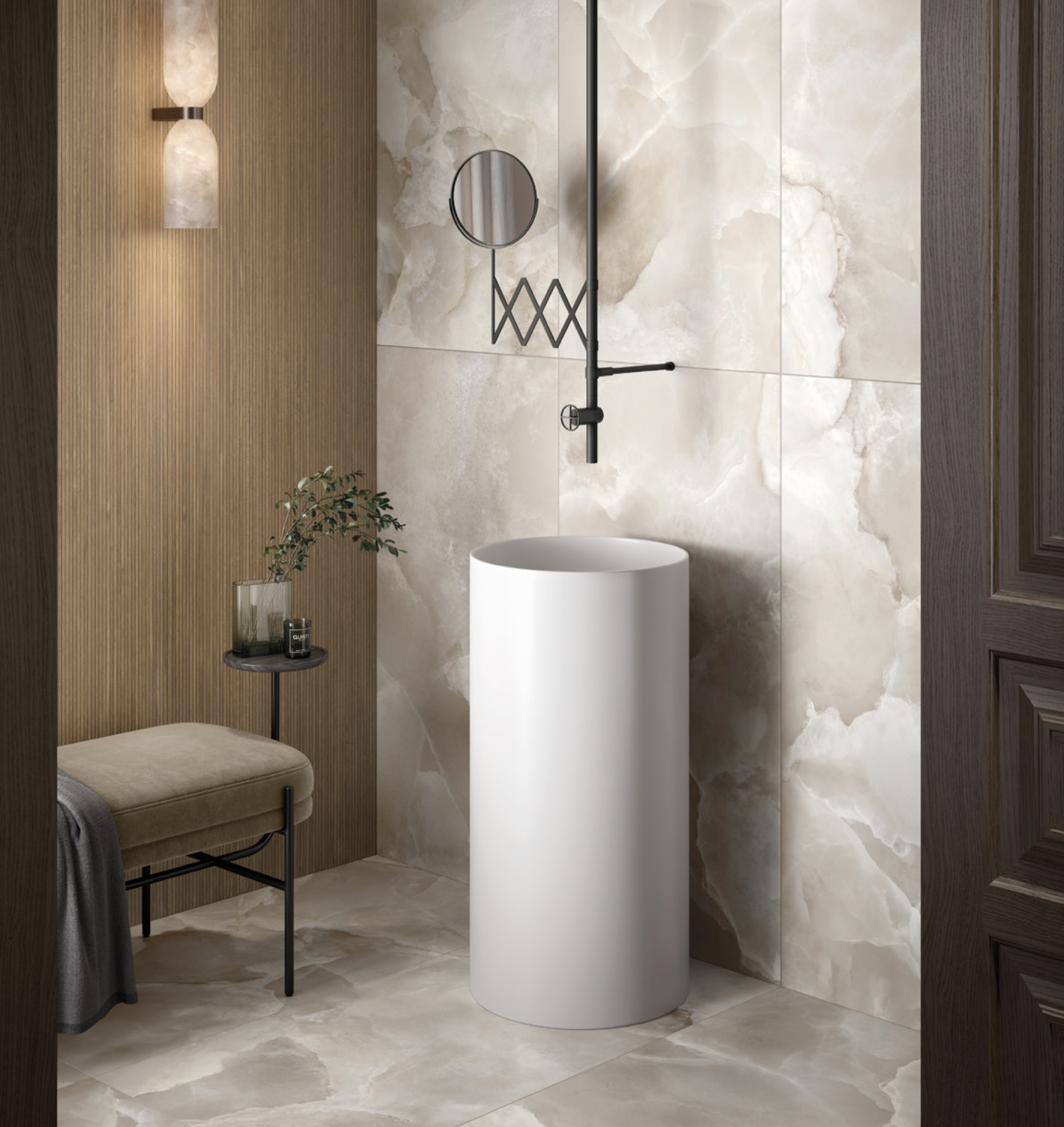 Ein modernes Badezimmer mit beigen Marmorfliesen, einem weißen runden Waschtrog auf einem hohen Sockel, einem Wandspiegel, Holzpaneelfronten, einer Sitzbank mit Kissen und einem grünen Pflanzensträuch in einer Vase.