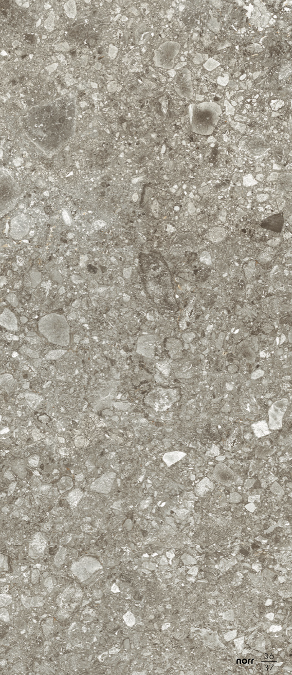 Dreckiger Boden mit Steinen und kleinen Kieselsteinen