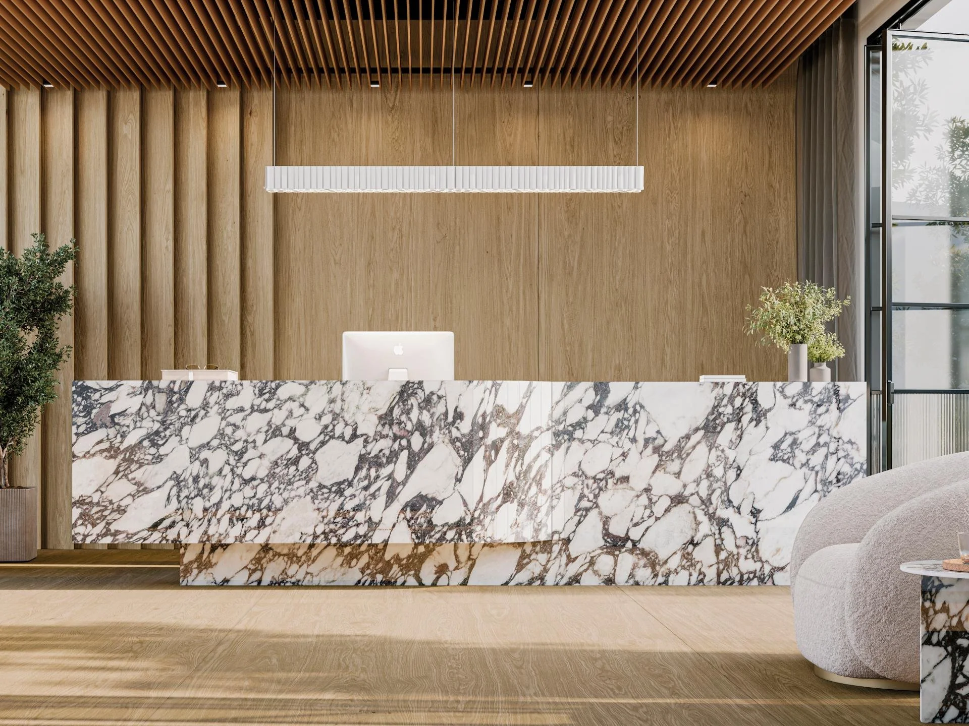 Moderne Hotellrezeption mit einer Marmor-Rezeption, Holzpaneelen an der Wand, Pflanzen, großem Fenster und minimalistischer Beleuchtung.