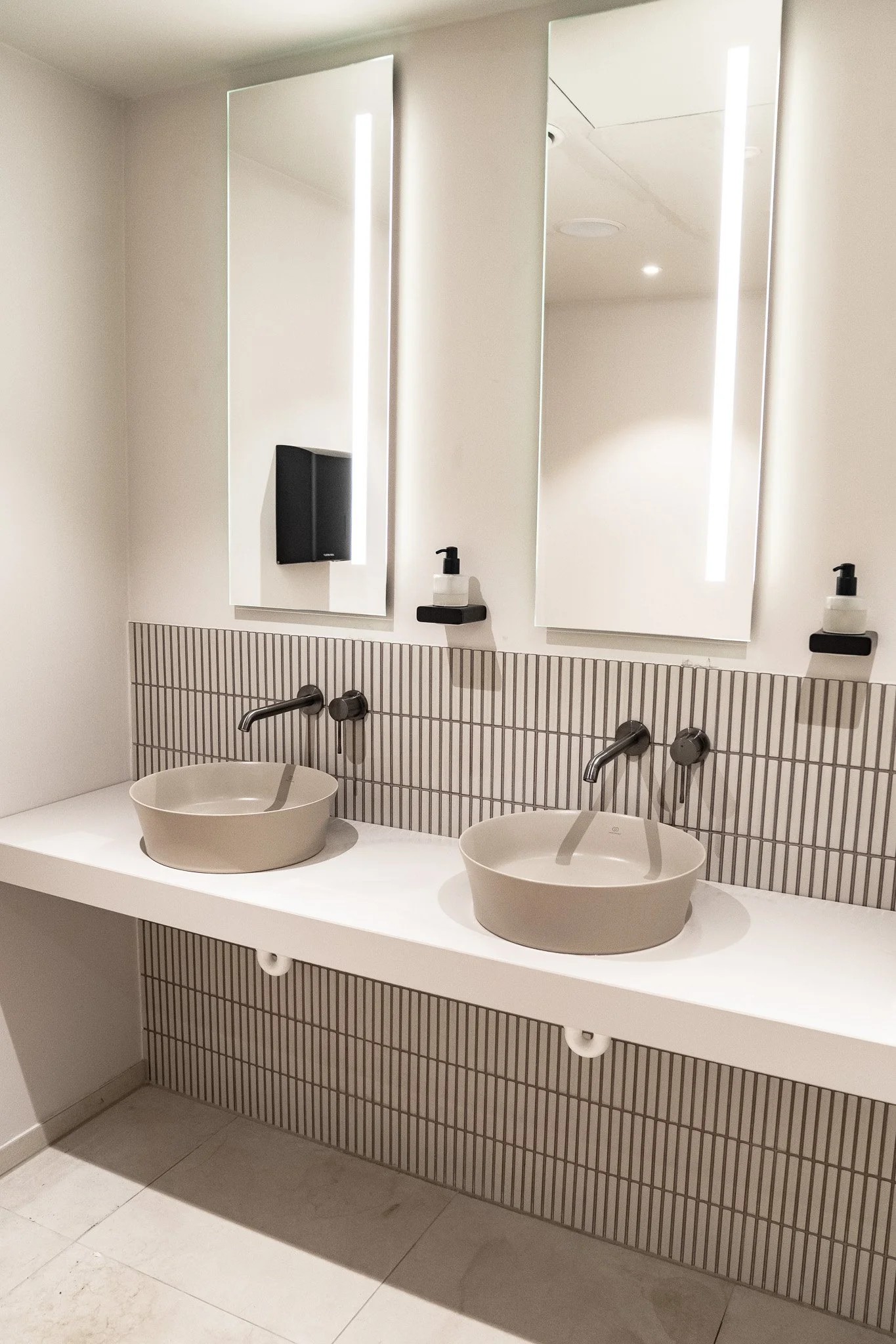 DoppelteWaschbecken mit Spiegeln in einer modernen Toilette