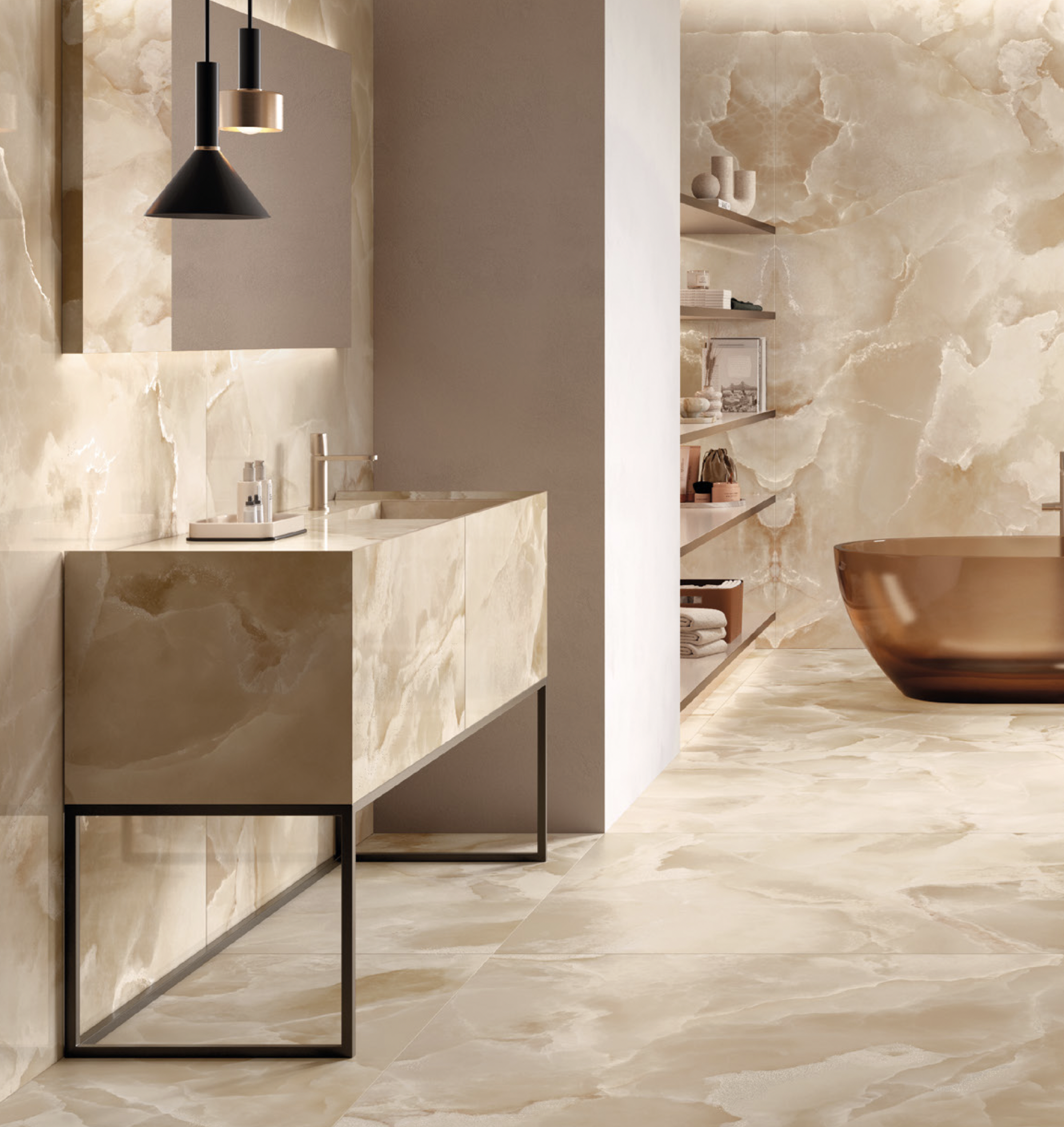 Ein Badezimmer mit aufwändiger Marmorverkleidung, moderner Waschbeckenunterschrank, Wandspiegel, Hängelampen, offene Regale mit Handtüchern und Dekorationsgegenständen, freistehende Badewanne aus Kupfer