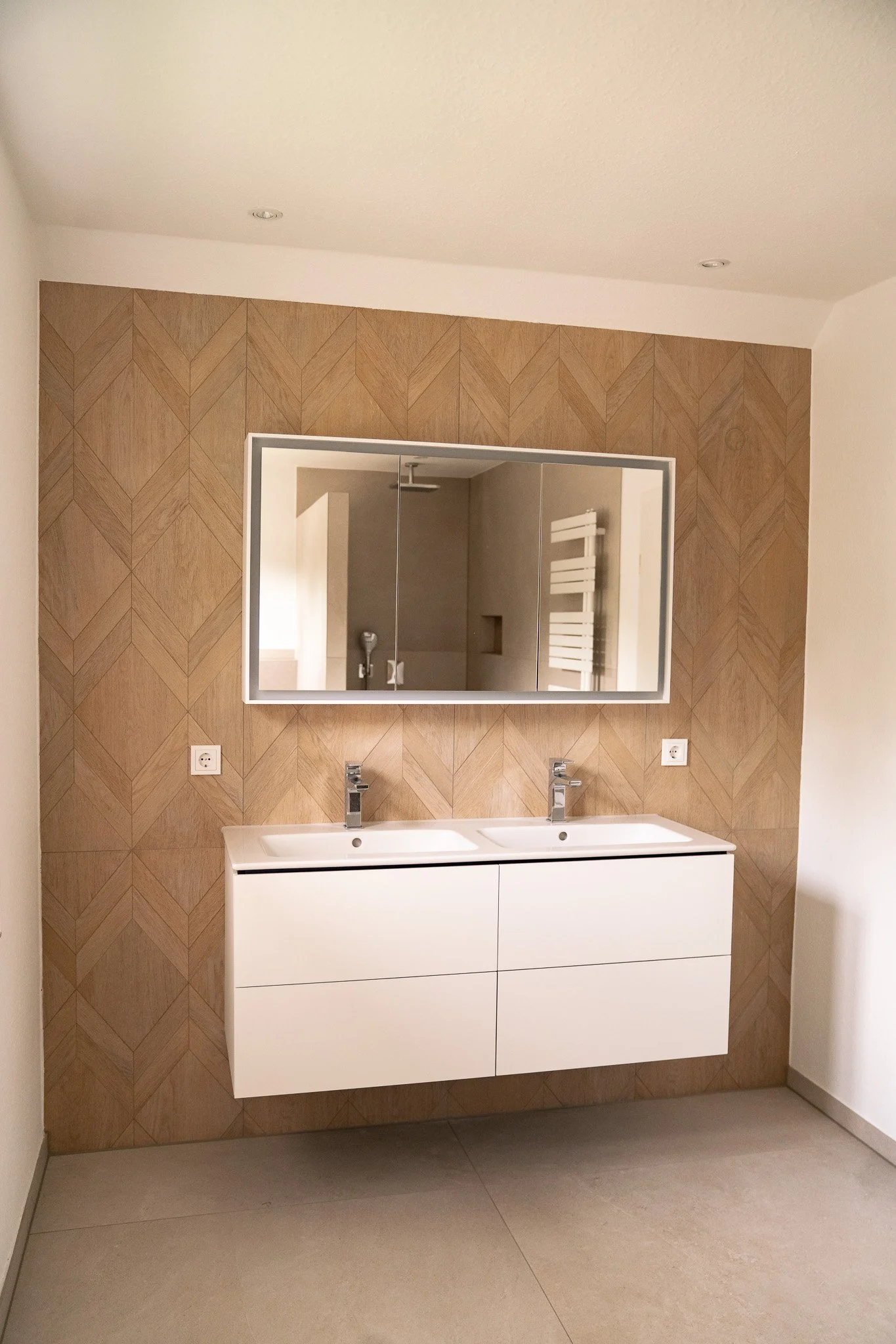 Moderner Doppelwaschtisch mit Spiegel über Wand mit Holzpaneelen in Badezimmer