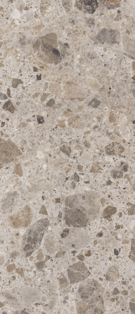 Nahaufnahme einer beige-braunen Marmor-Oberfläche mit verschiedenen Steinmustern.
