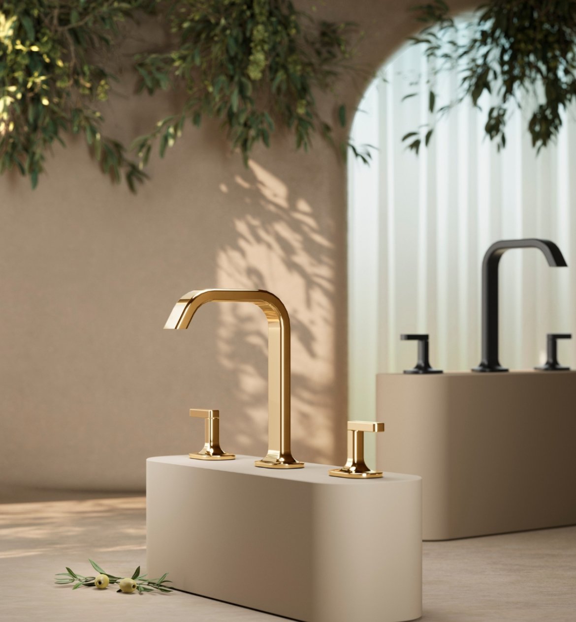 Zwei moderne Wasserhähne, einer in Gold und einer in Schwarz, auf Displays in einem hellen Raum mit natürlichen Licht und Pflanzen im Hintergrund.