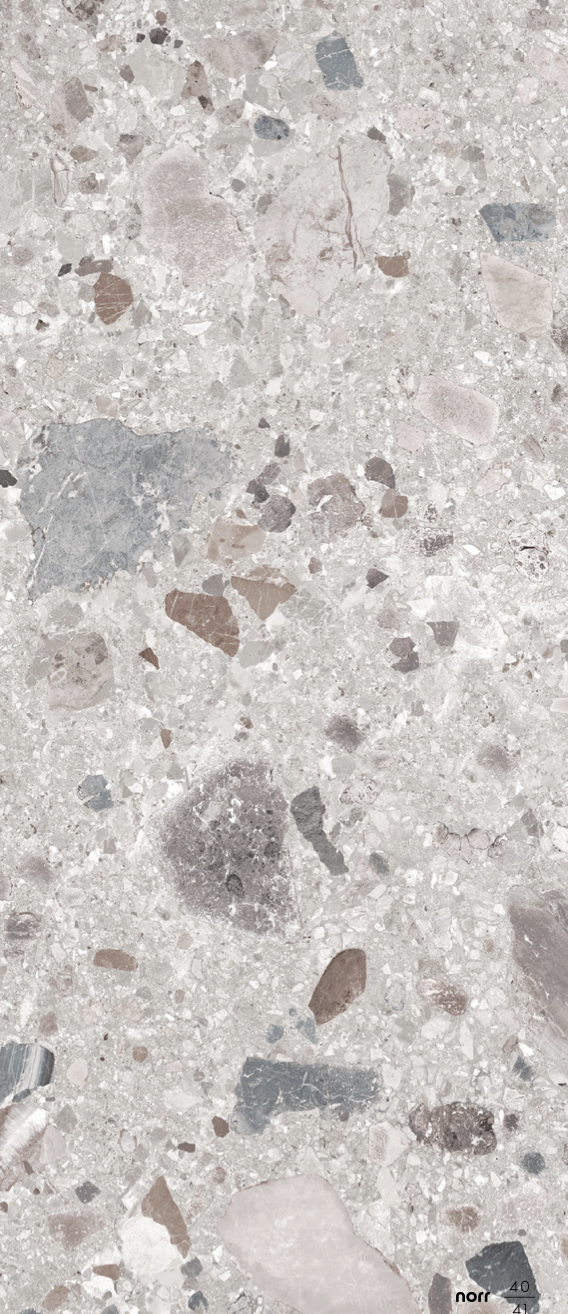 Nahaufnahme einer versiegelten Stein- oder Betonoberfläche mit verschiedenen Kieselsorten in neutralen Farben.