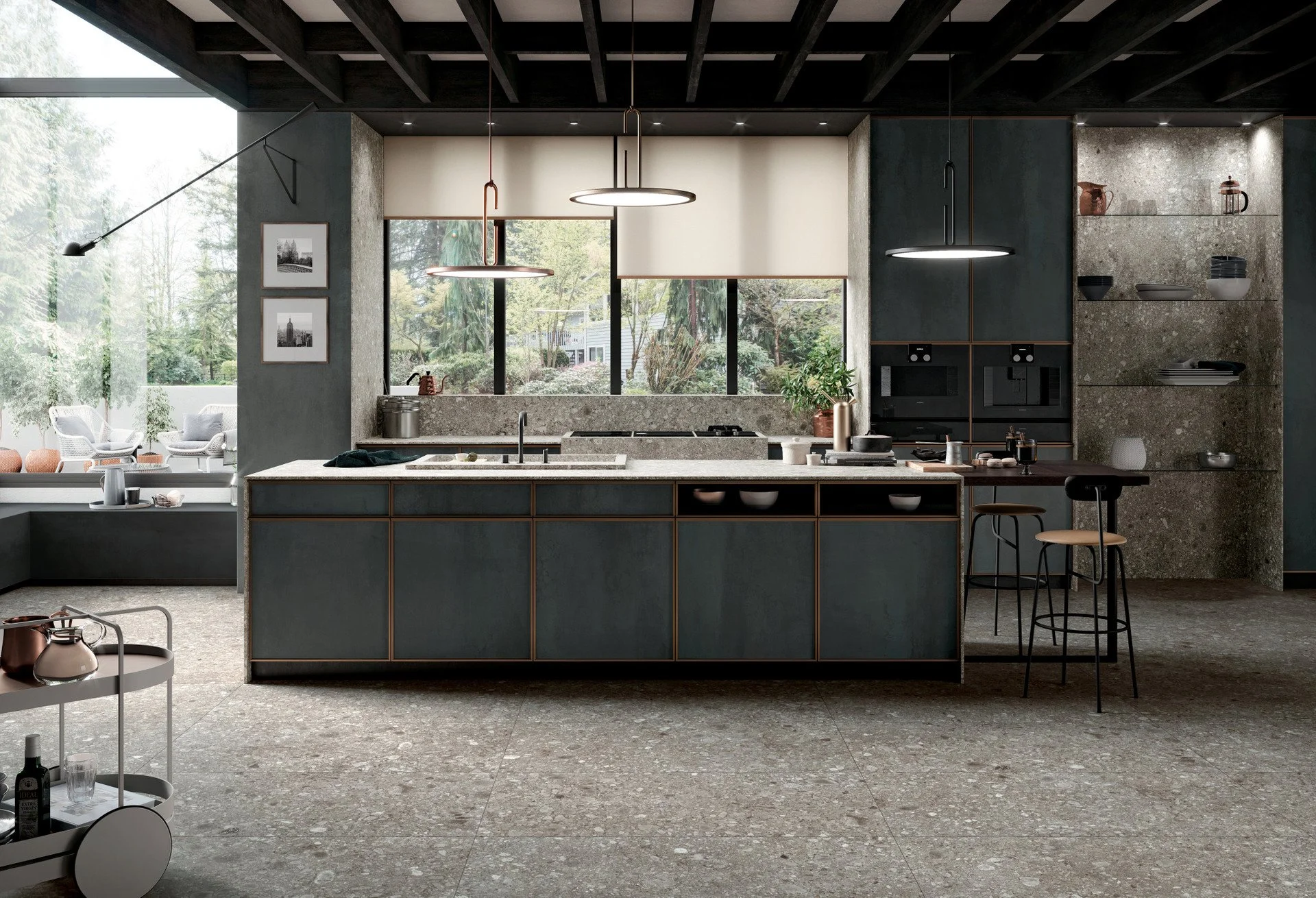 Moderne Küche mit dunkelgrünen Schränken, großen Fenstern, steinartigem Boden und einer Kücheninsel aus Marmor. Es hängen zwei runde Pendelleuchten über der Insel, und es sind Küchenutensilien und Pflanzen sichtbar.