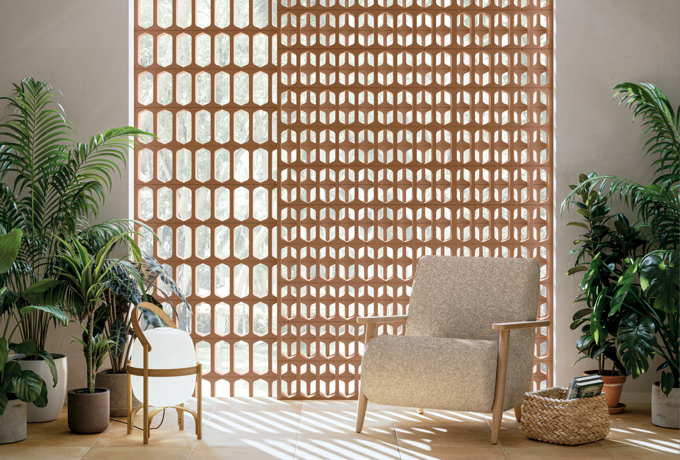 Ein gemütlicher Raum mit einem braunen Sessel, mehreren Pflanzen in Töpfen, einem weißen Lampenständer, einem Korb mit Büchern und einem trennenden Wandpaneel aus Ziegeln, das Sonnenlicht durchlässt.