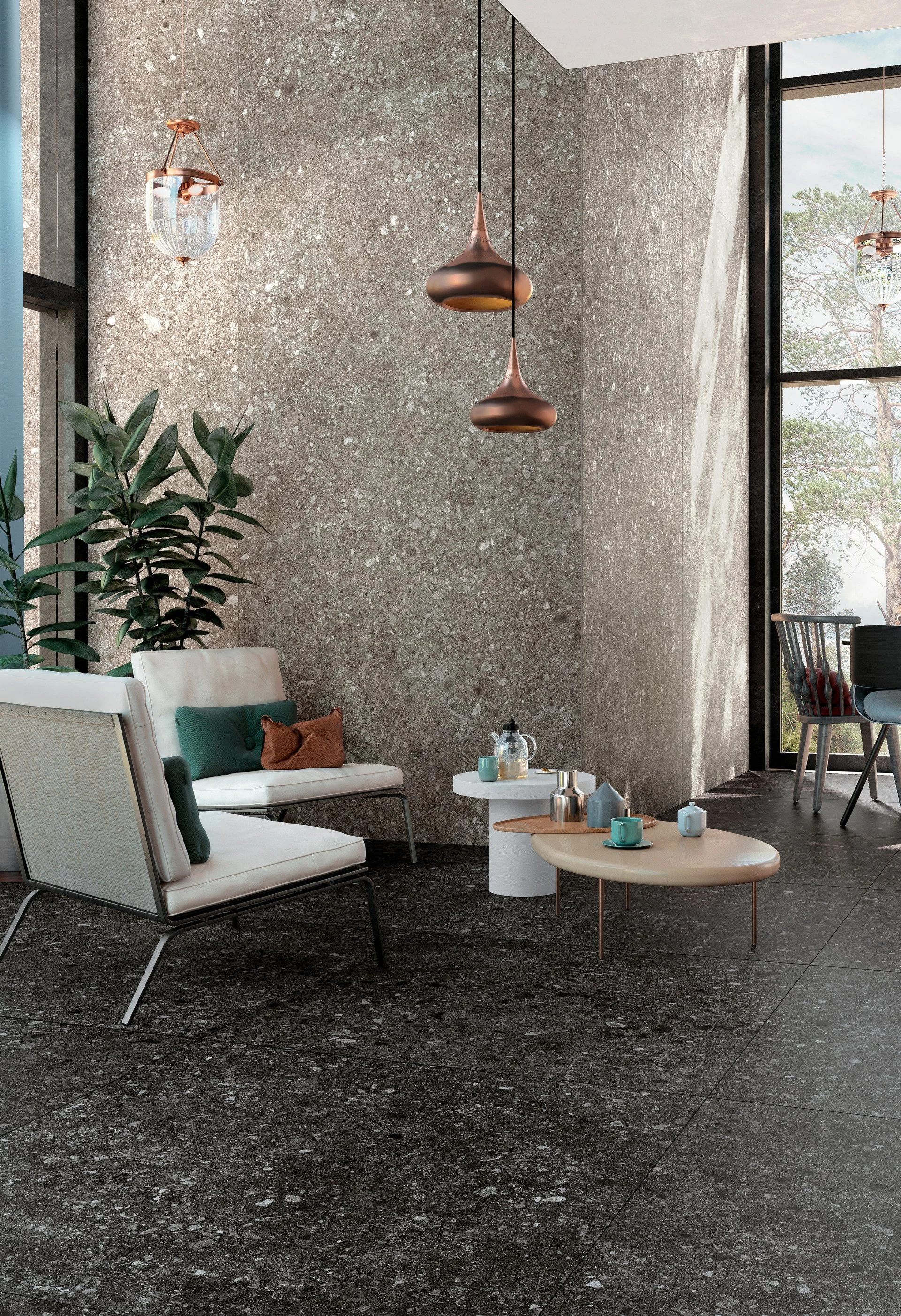 Innenaufnahme eines modernen, stilvollen Wohnzimmers mit Betonwänden, großen Fenstern, Sessel, Couchtischen mit Dekor, Pflanzen und hängenden Lampen.