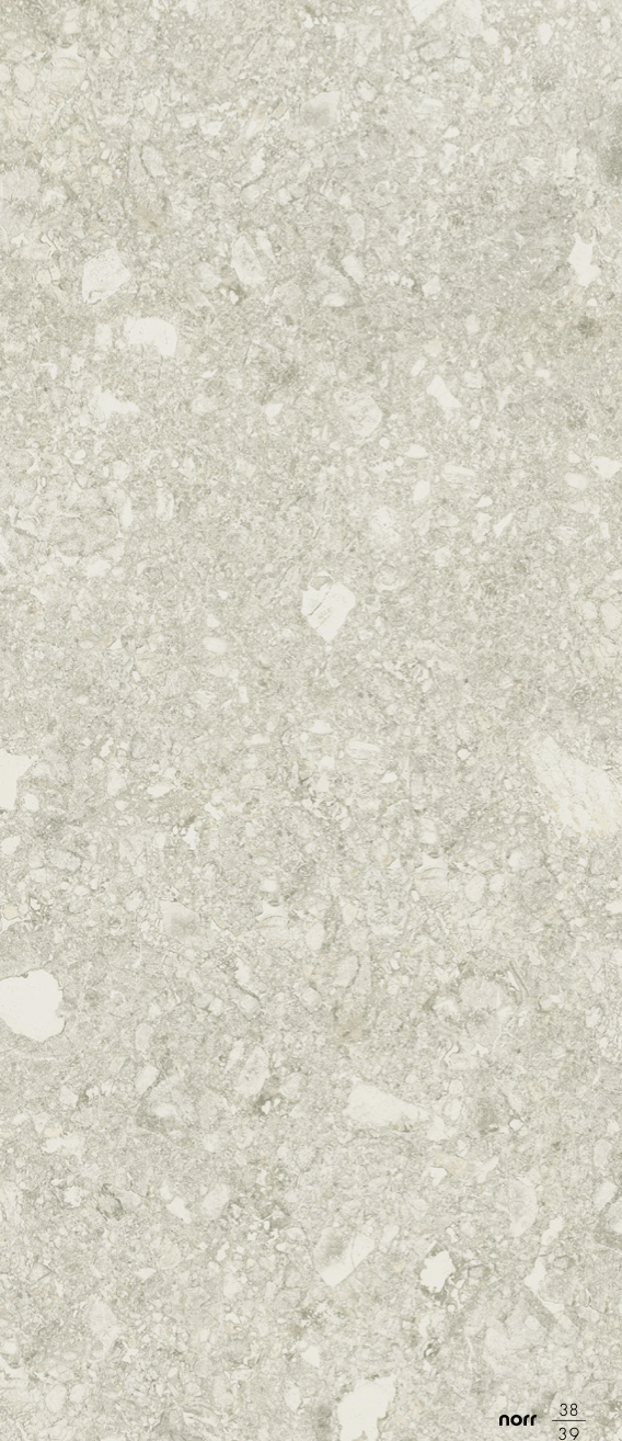 Weiße Marmorfliese mit grauen und hellgrünen Aderungen