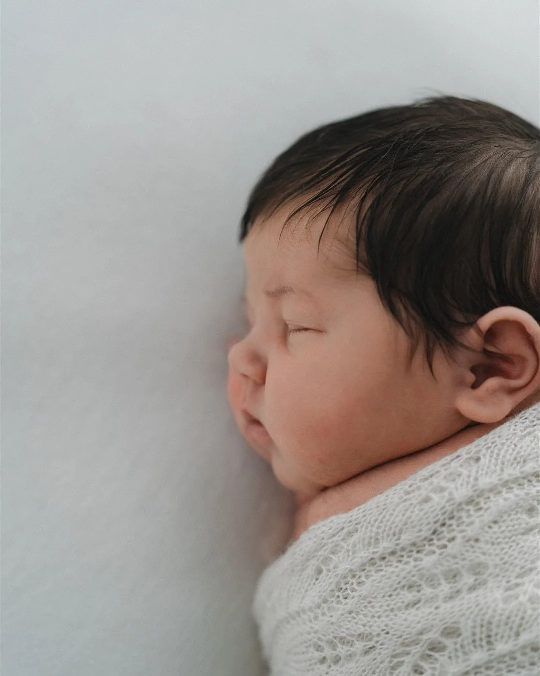 Photographing families over time, especially when they welcome me back, is one of the most meaningful parts of what I do. 💛 

The cutest wee squish surrounded by so much love!