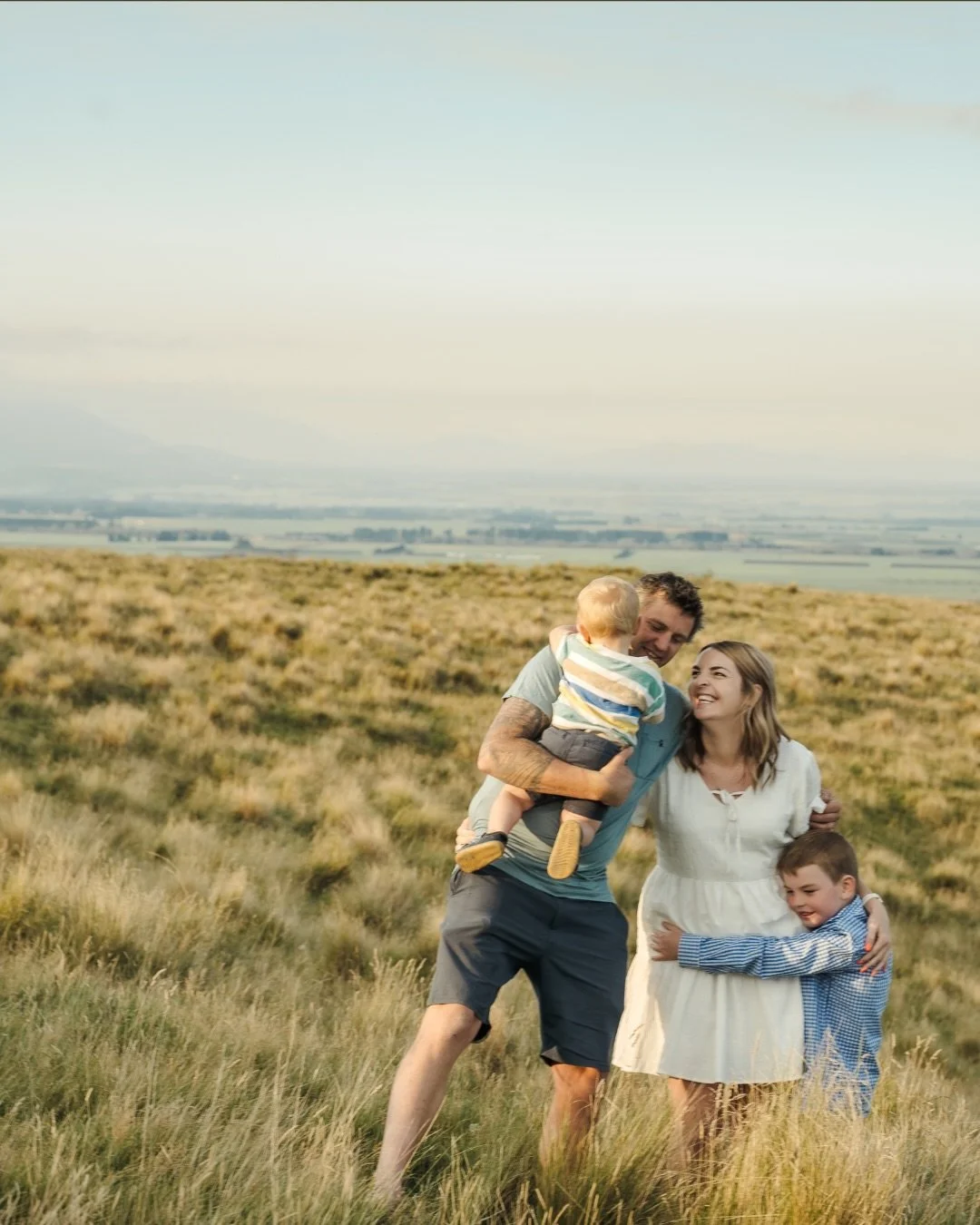 If the thought of family photos stresses you out because your kids won&rsquo;t sit still, won&rsquo;t smile on cue, or might be a little bit wild&hellip; you&rsquo;re in the right place 🤍

I don&rsquo;t need perfect behaviour. I just let them run, p