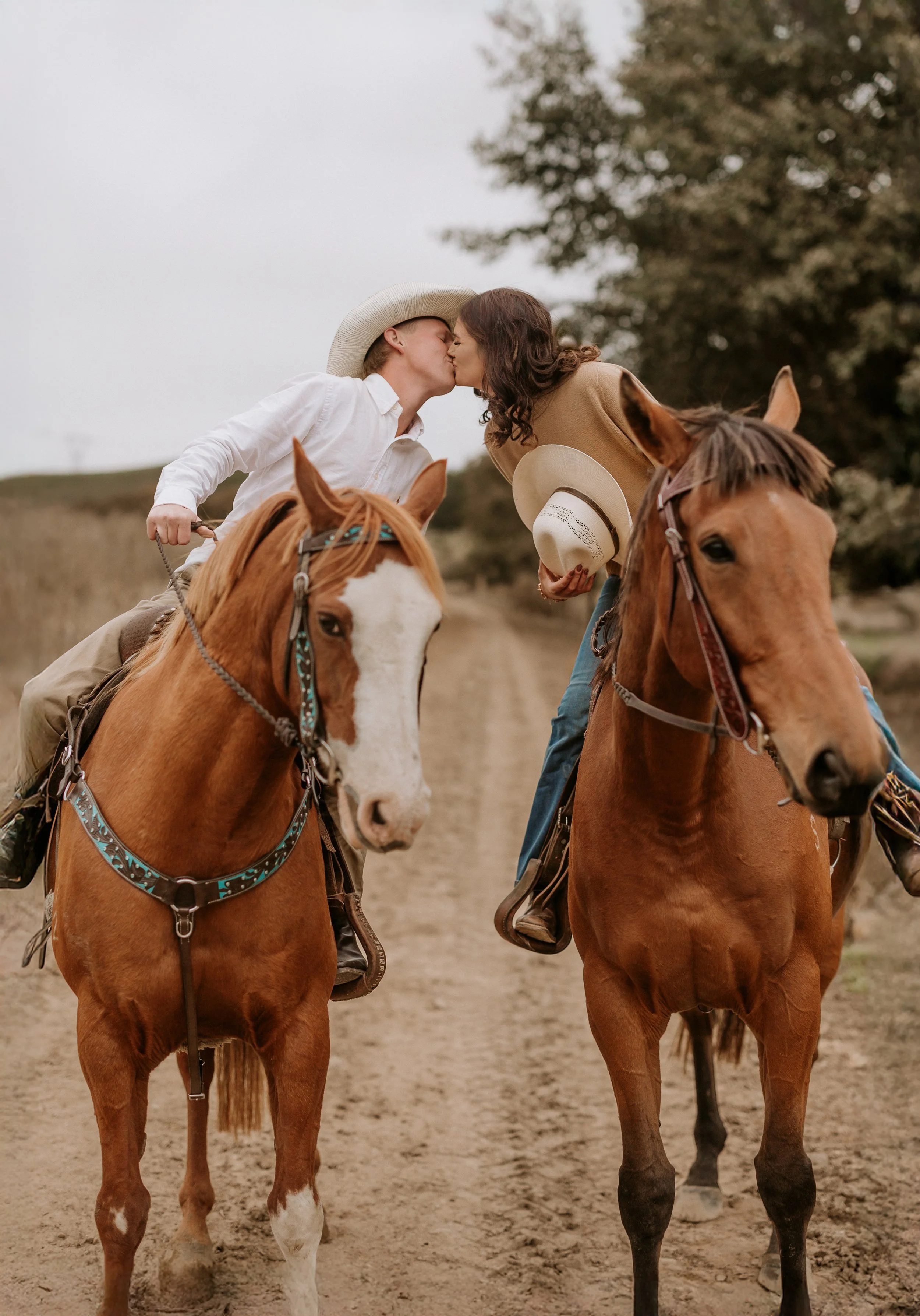 couple kissing on horseback