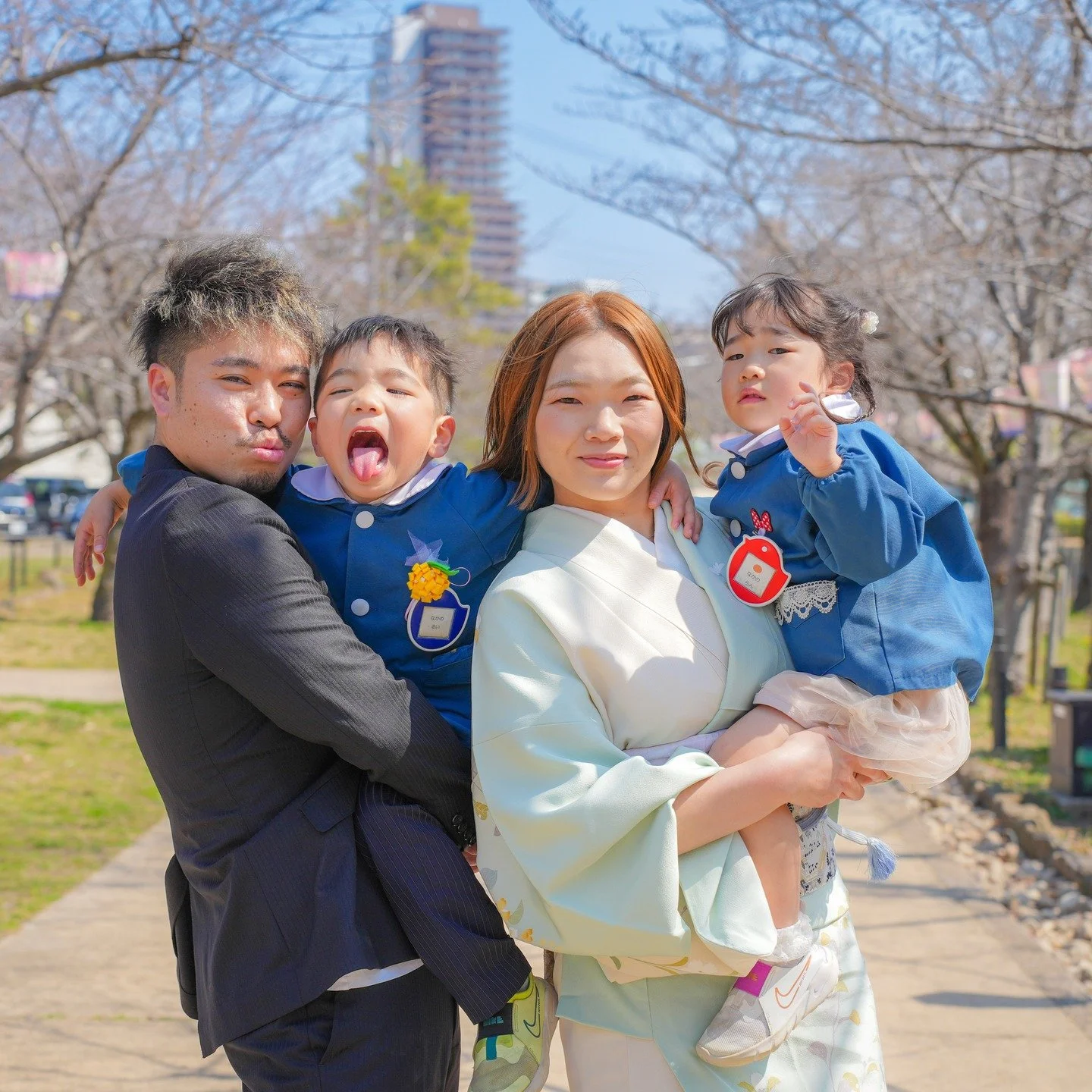 🌸 新しい門出を家族でお祝い 🌸
春の陽気に包まれて、最高の笑顔と元気いっぱいの子どもたちと過ごす時間は宝物です。
この瞬間を写真に残せて本当に良かった✨

撮影のご相談は
DMまたはリンク先のホームページより
お気軽にお問い合わせください。
⁡
#家族写真 #入園式 #春の思い出 #家族の時間 #成長記録 #familyphoto #出張撮影 #名古屋カメラマン #愛知カメラマン
