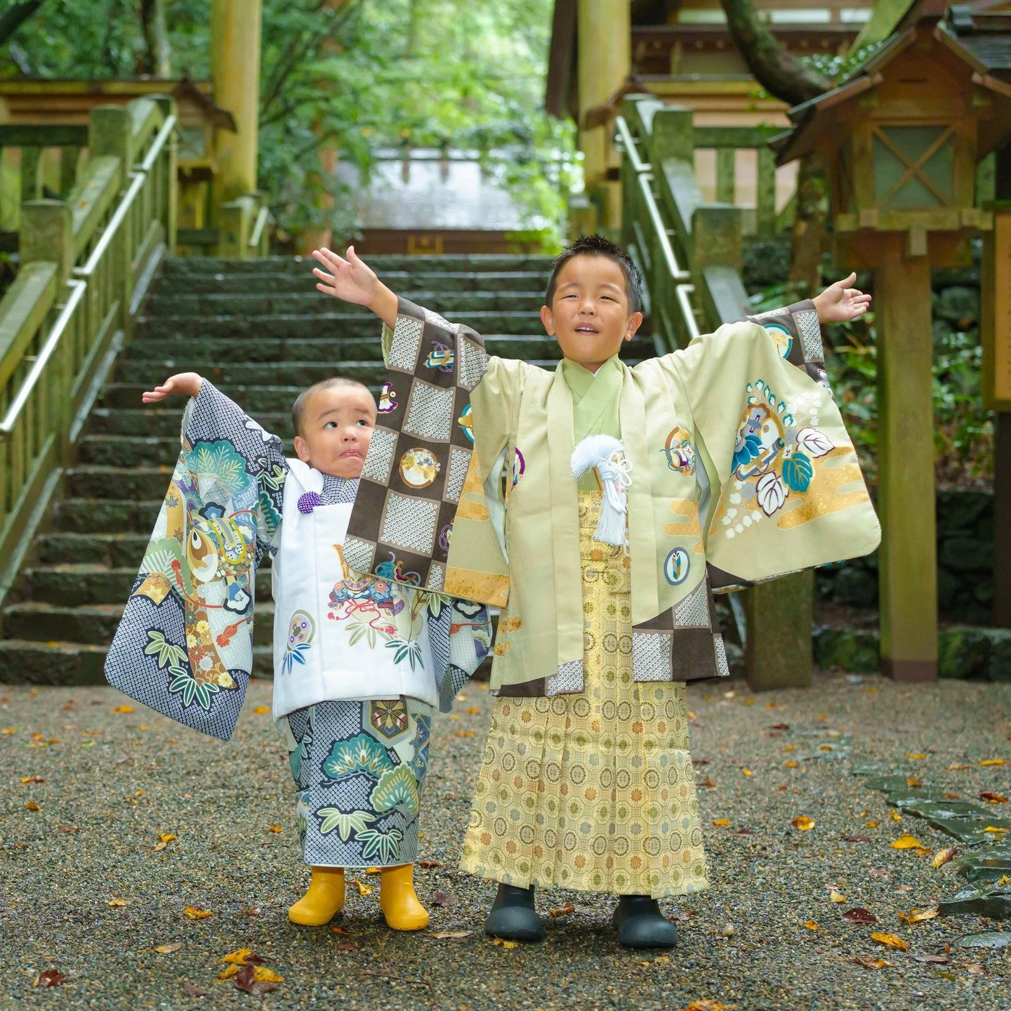 😃
七五三撮影のご依頼をいただきました📸
少し雨の中でも、ご家族の笑顔がとても印象的な一日。
お子さまたちの晴れ姿と、寄り添うご家族の姿が心に残る撮影となりました。
撮影させていただき、ありがとうございました。

撮影のご相談はDMまたはリンク先のホームページよりお気軽にお問い合わせください。
⁡
#家族写真 #家族の時間 #成長記録 #familyphoto #出張撮影 #名古屋カメラマン #愛知カメラマン #七五三撮影のご依頼 #七五三フォト #ロケーション撮影 #着物撮影 #子ども写