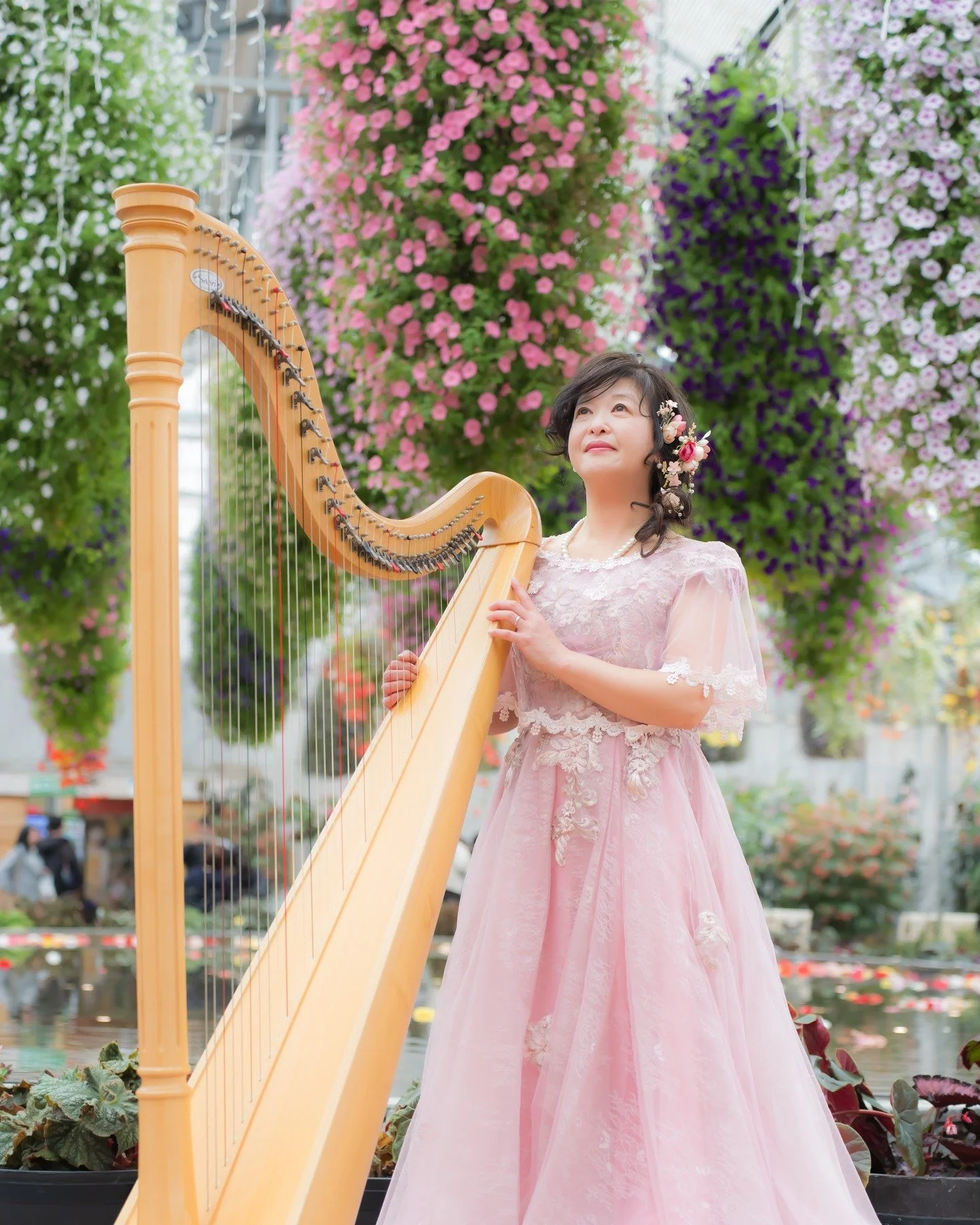 😃
なばなの里内のベゴニアガーデンで、ハープのコンサートを撮影させていただきました🎶🌸
色とりどりの花々に包まれた空間に、美しい音色がやさしく響くひととき。
幻想的で心安らぐ、特別な時間となりました。
撮影させていただき、ありがとうございました。

#なばなの里 #ベゴニアガーデン #ハープコンサート #音楽のある暮らし #イベント撮影 #出張撮影 #プロフィール写真
